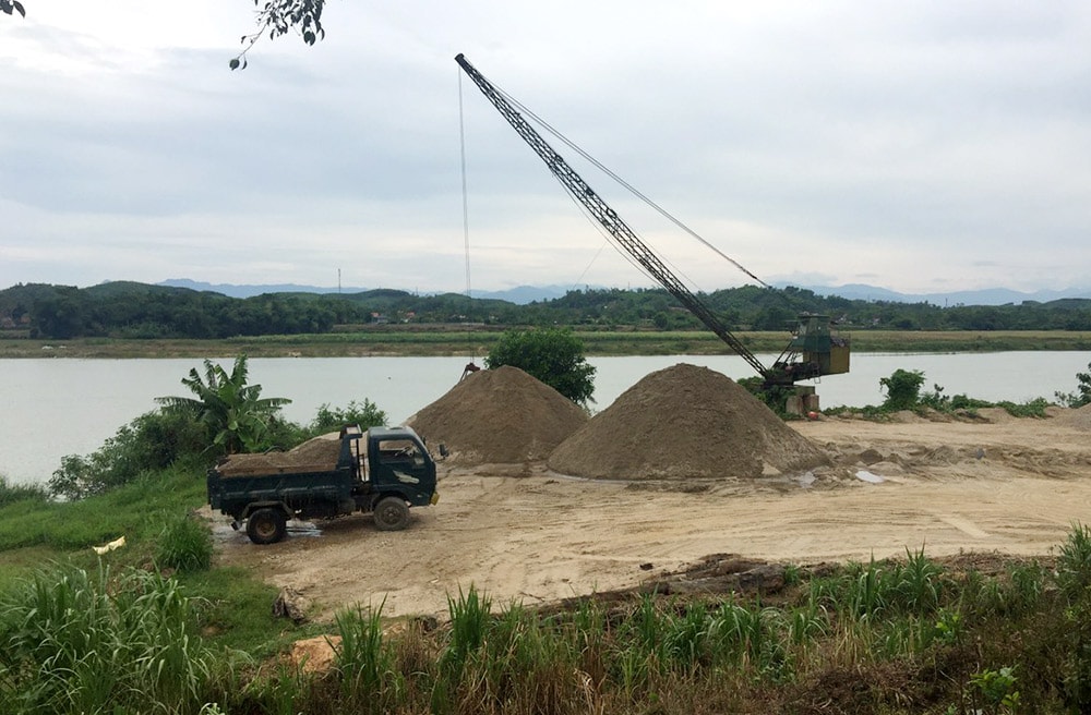 Khai thác cát ở huyện Thanh Chương. Ảnh: Văn Trường