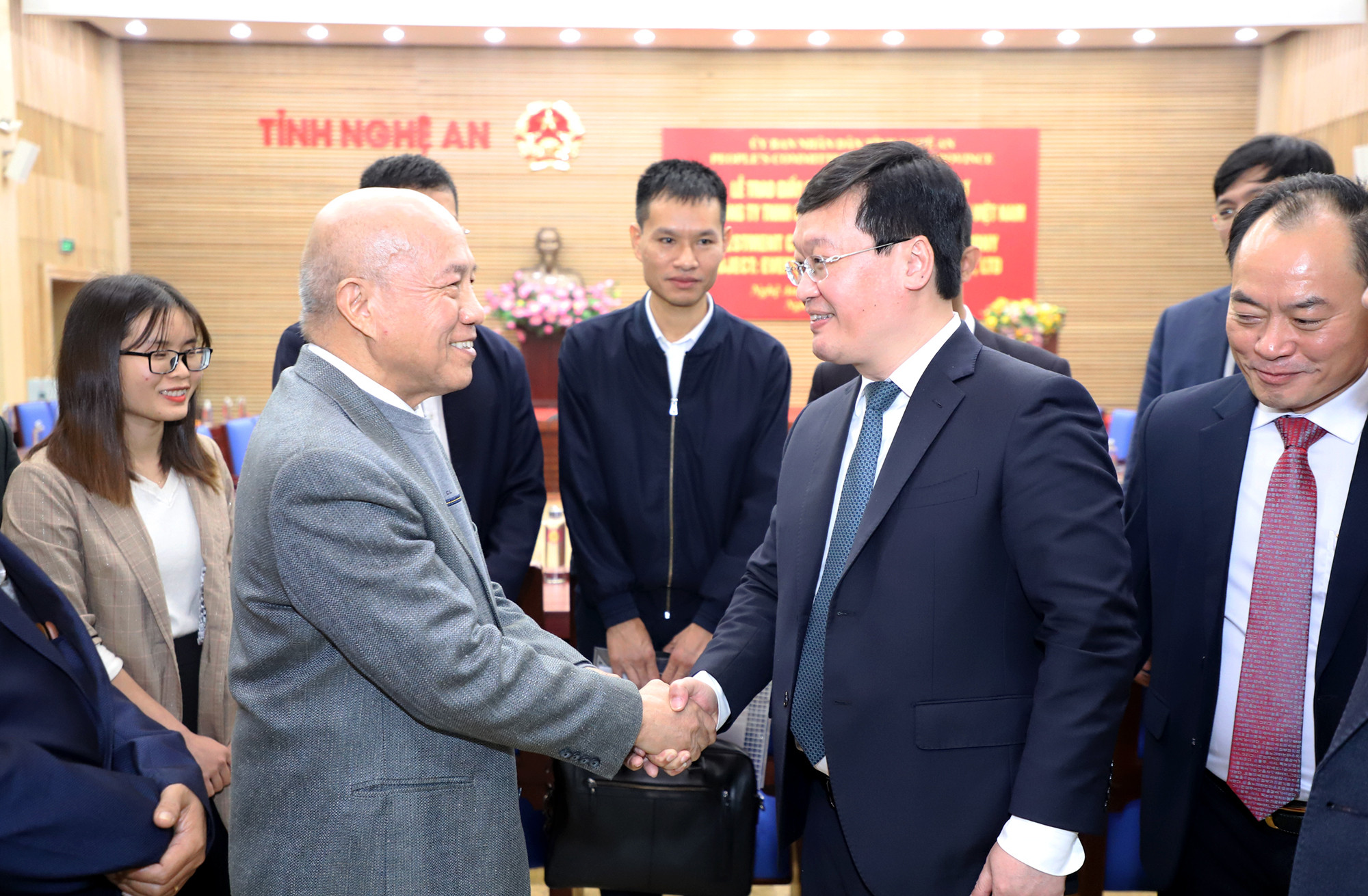 Đồng chí Nguyễn Đức Trung - Chủ tịch UBND tỉnh và ông Wong Mannon Man - Giám đốc Công ty TNHH Công nghệ Everwin Precision Việt Nam bắt tay. Ảnh: Phạm Bằng 