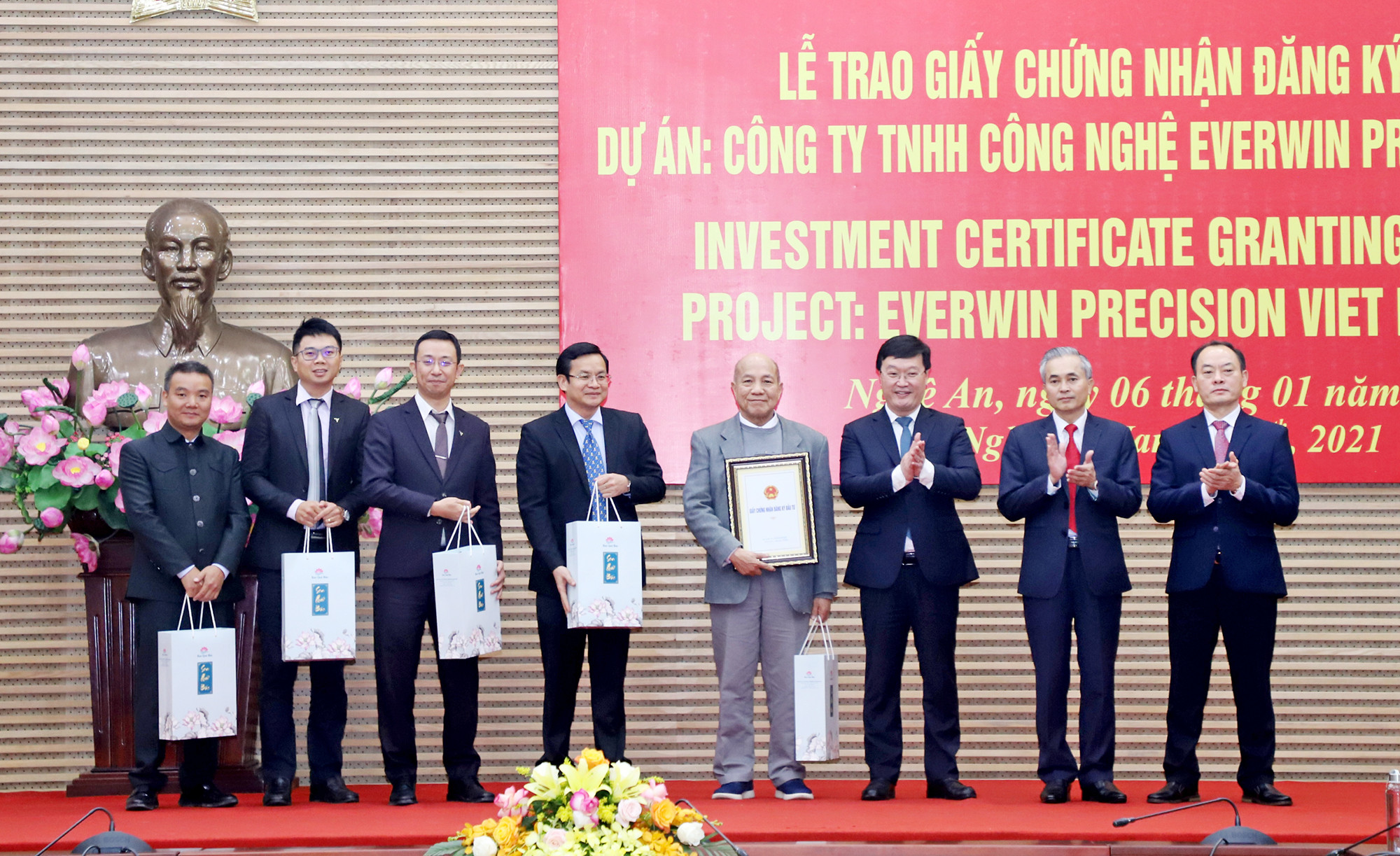 Lãnh đạo tỉnh Nghệ An trao quà lưu niệm cho nhà đầu tư và Công ty TNHH VSIP Nghệ An. Ảnh: Phạm Bằng