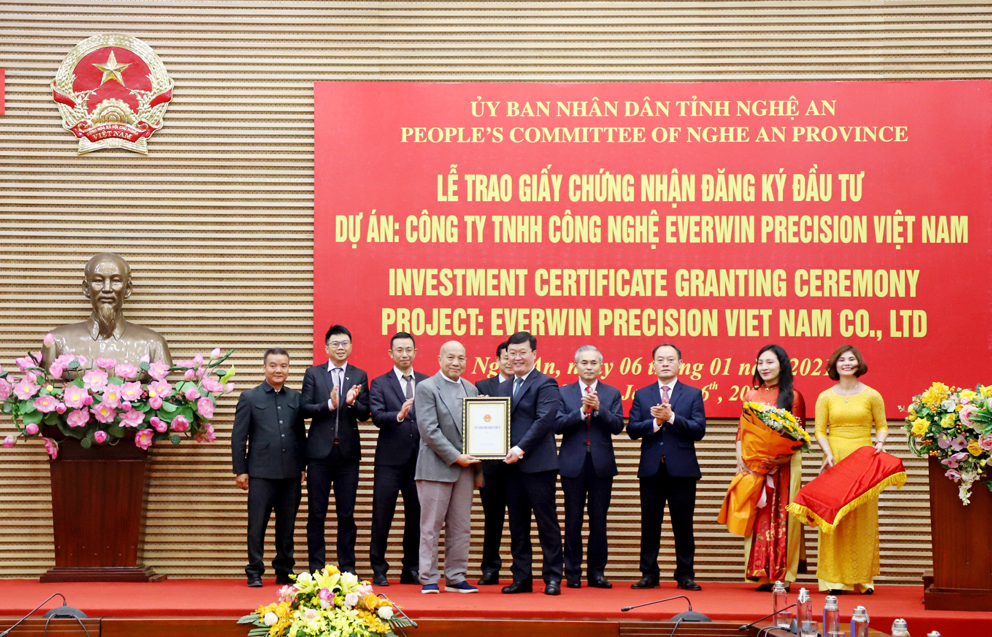 Đồng chí Nguyễn Đức Trung - Chủ tịch UBND tỉnh trao Giấy chứng nhận đăng ký đầu tư cho nhà đầu tư. Ảnh: Phạm Bằng