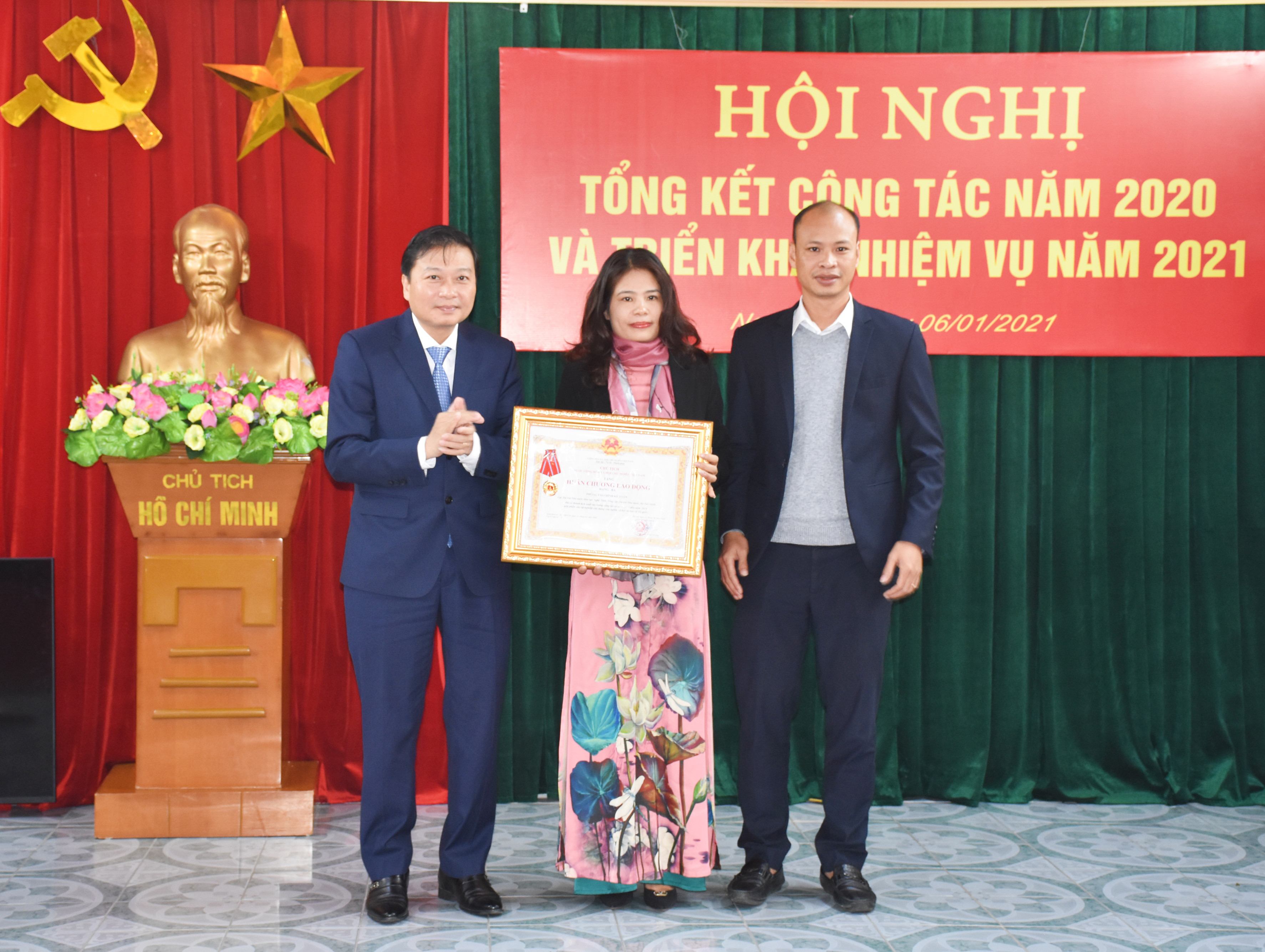 Phó Chủ tịch Thường trực UBND tỉnh Lê Hồng Vinh trao Huân chương Lao động hạng Ba của Chủ tịch nước cho tập thể Phòng Tài chính, Cục Dự trữ nhà nước khu vực Nghệ Tĩnh