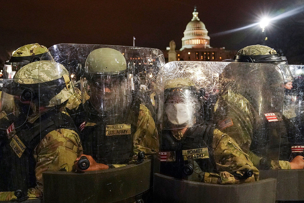 Lực lượng vệ binh quốc gia của Thủ đô Washington DC bên ngoài khu vực Đồi Capitol hôm 6/1. Ảnh: AP