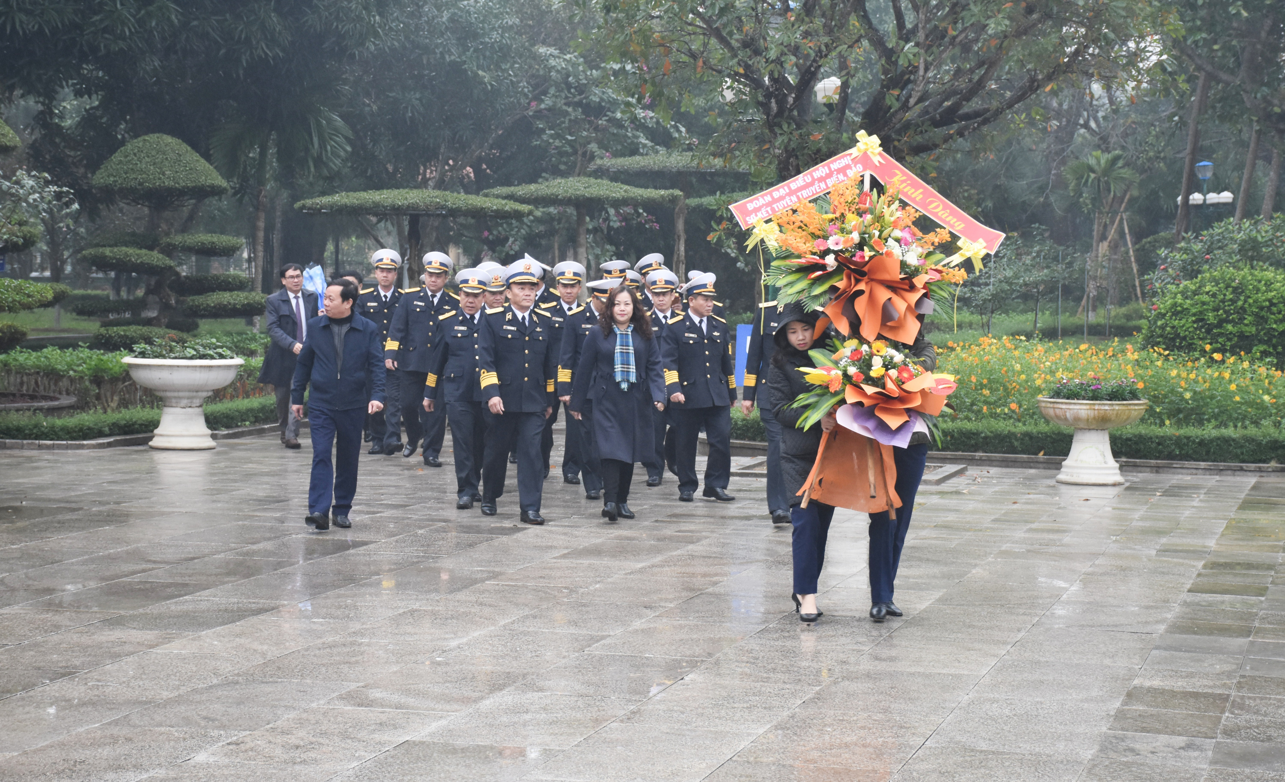 Đoàn đại biểu dâng hoa tưởng niệm Chủ tịch Hồ Chí Minh. Ảnh: Thanh Lê