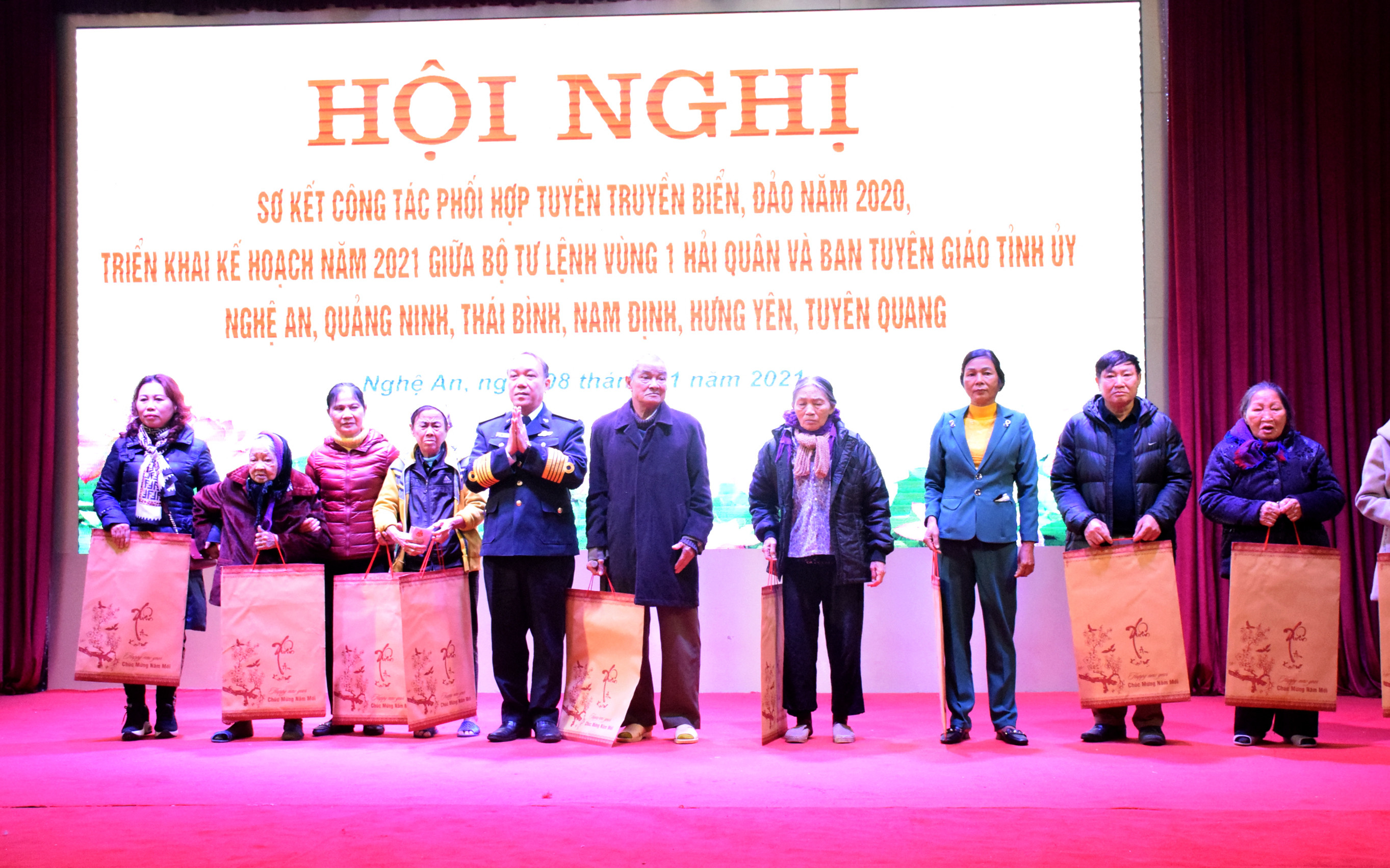 Tại hội nghị, Bộ tư lệnh Vùng 1 Hải quân tặng quà lưu niệm cho 10 gia đình chính sách trên địa bàn Nghệ An. Ảnh: Xuân Hoàng
