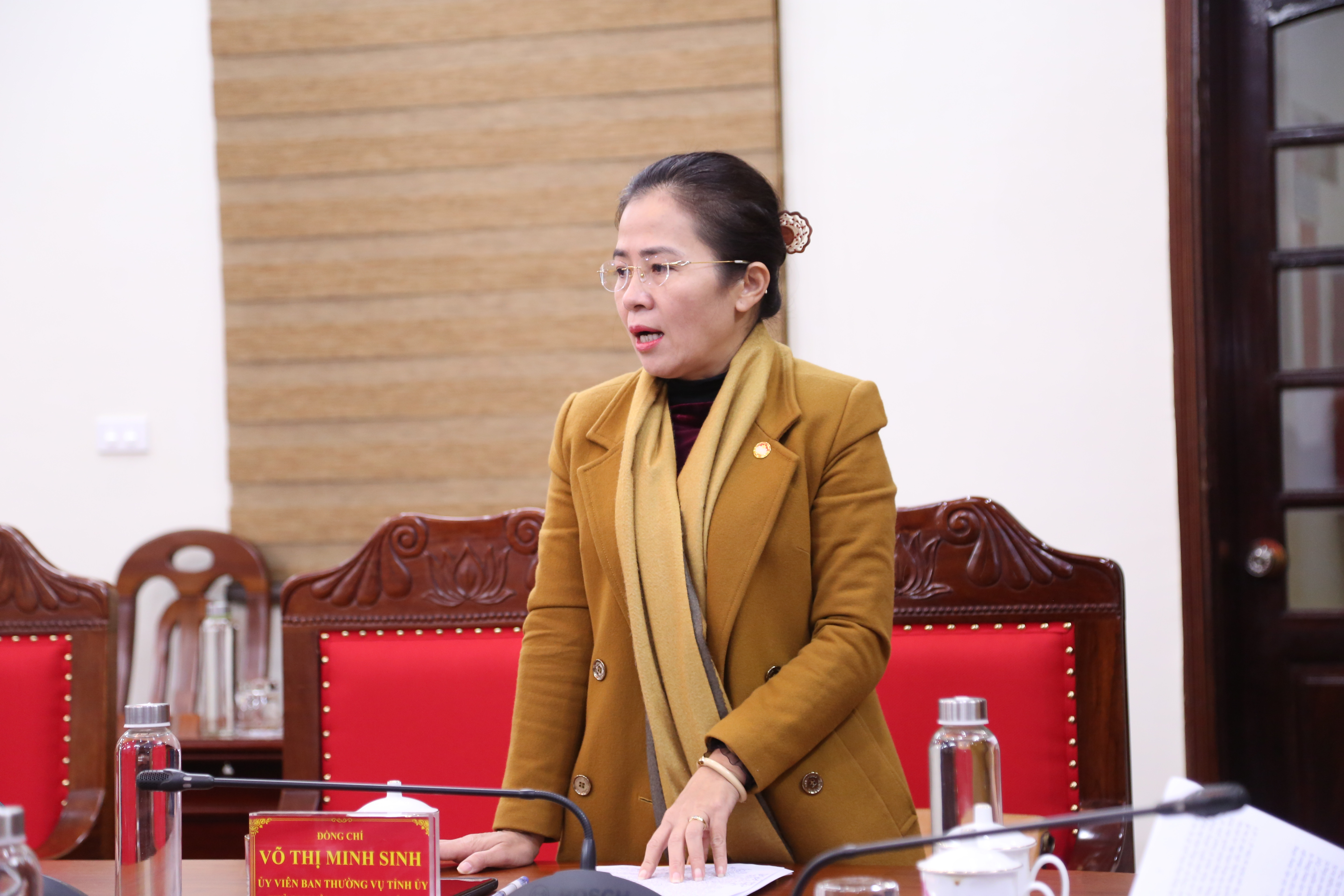 Đồng chí Võ Thị Minh Sinh - Chủ tịch Ủy ban MTTQ tỉnh phát biểu tại giao ban. Ảnh: Đào Tuấn