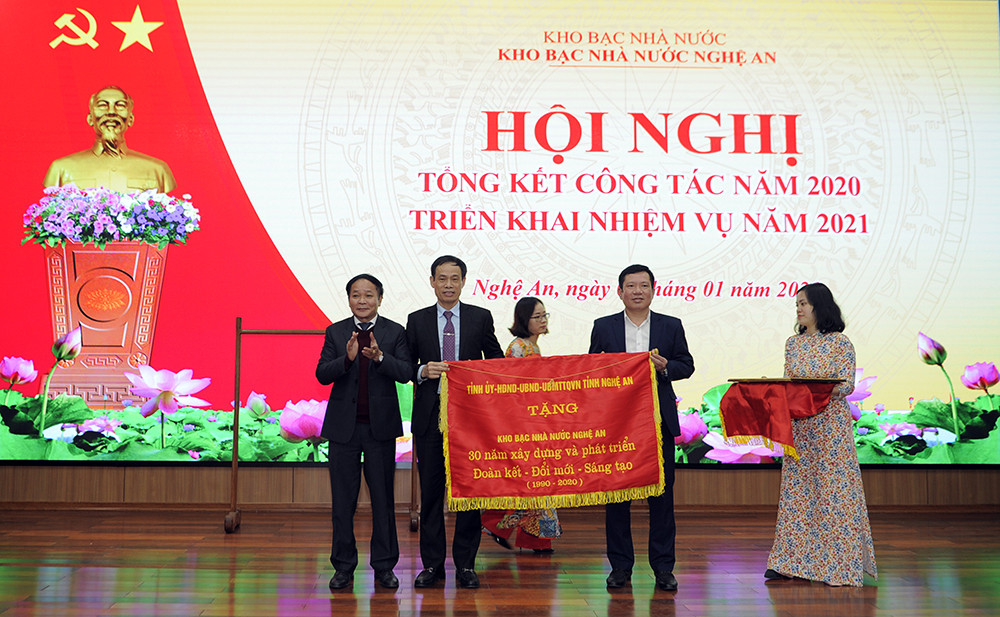 Tỉnh ủy, UBND tỉnh tặng bức trướng cho Kho bạc nhà nước Nghệ An. Ảnh: Phú Hương
