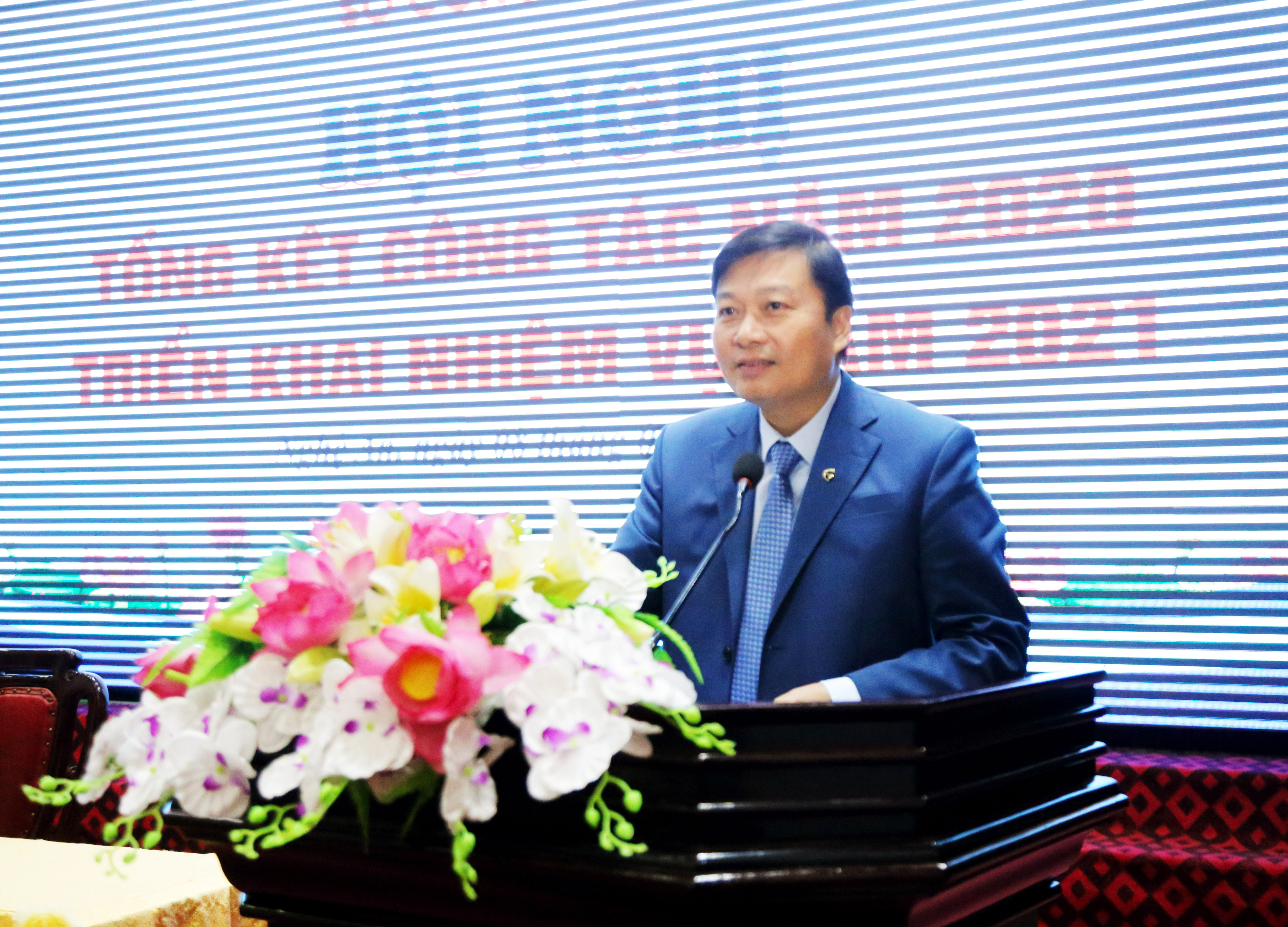 Phó chủ tịch UBND tỉnh Lê Hồng Vinh phát biểu chỉ đạo tại hội nghị. Ảnh Thu Huyền