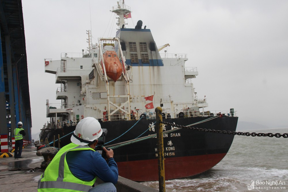 Cộng tác viên Đình Tuân (Tương Dương) tác nghiệp tại cầu cảng có sức chứa tàu trọng tải 7 vạn tấn ở Nghi Thiết. Ảnh tư liệu: Hoài Thu