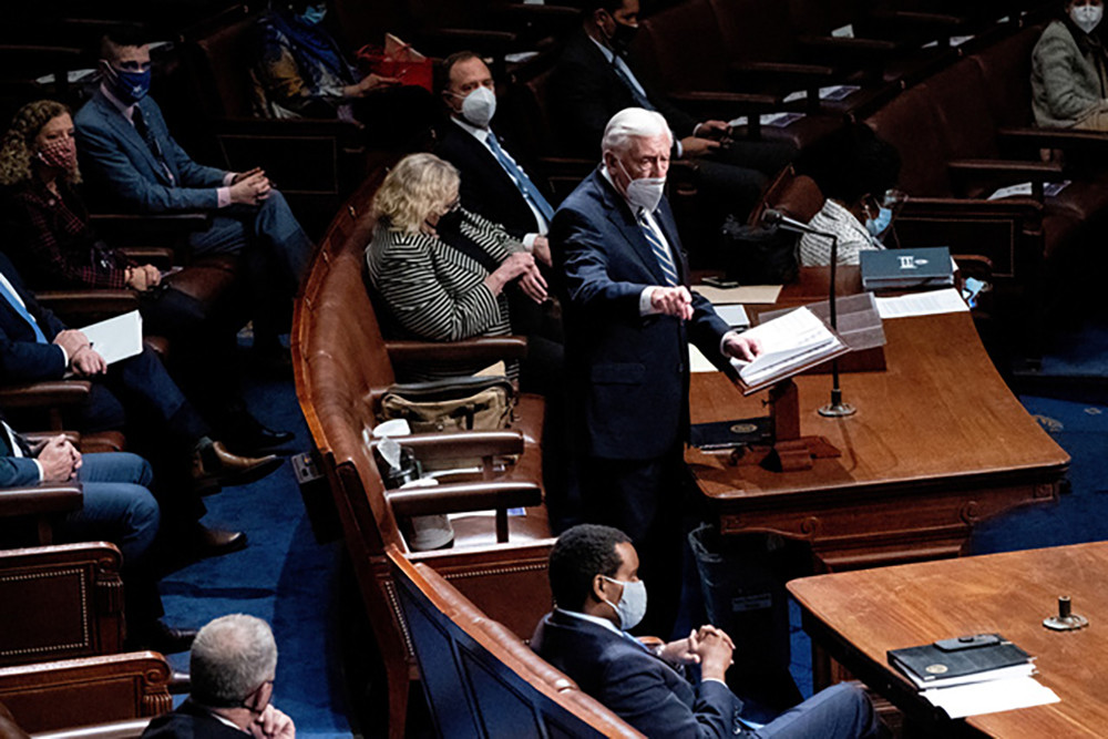 Lãnh đạo phe đa số Hạ viện Steny Hoyer phát biểu trong phiên họp chứng nhận kết quả bỏ phiếu đại cử tri ở Điện Capitol, Mỹ sau khi tình hình bạo loạn lắng xuống ngày 7/1. Ảnh: Reuters