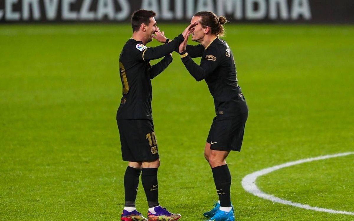 Messi và Griezmann ăn mừng chiến thắng của Barca. (Ảnh: Getty).