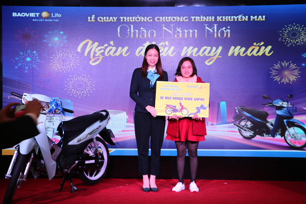 Trao Giải nhất là 1 xe máy Wave Anpha cho khách hàng Đậu Văn Hiên ở thôn Bình Minh, xã Quỳnh Liên, Thị xã Hoàng Mai. Ảnh: Nguyễn Hải