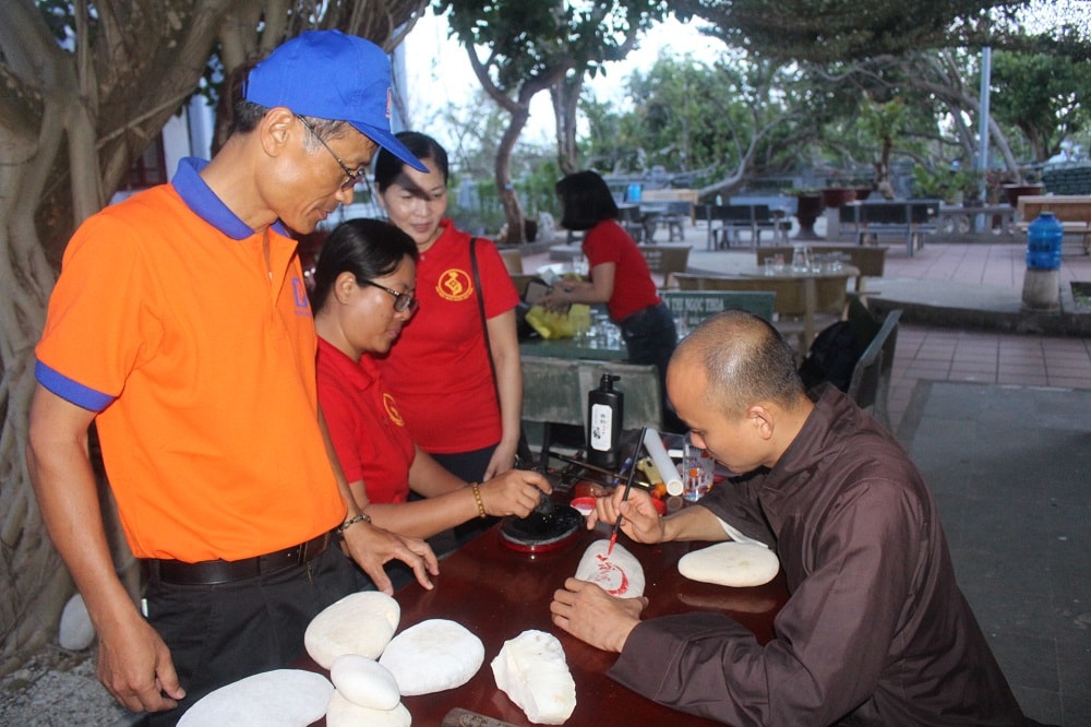 Các đại biểu xin chữ sư thầy trụ trì chùa Trường Sa Lớn