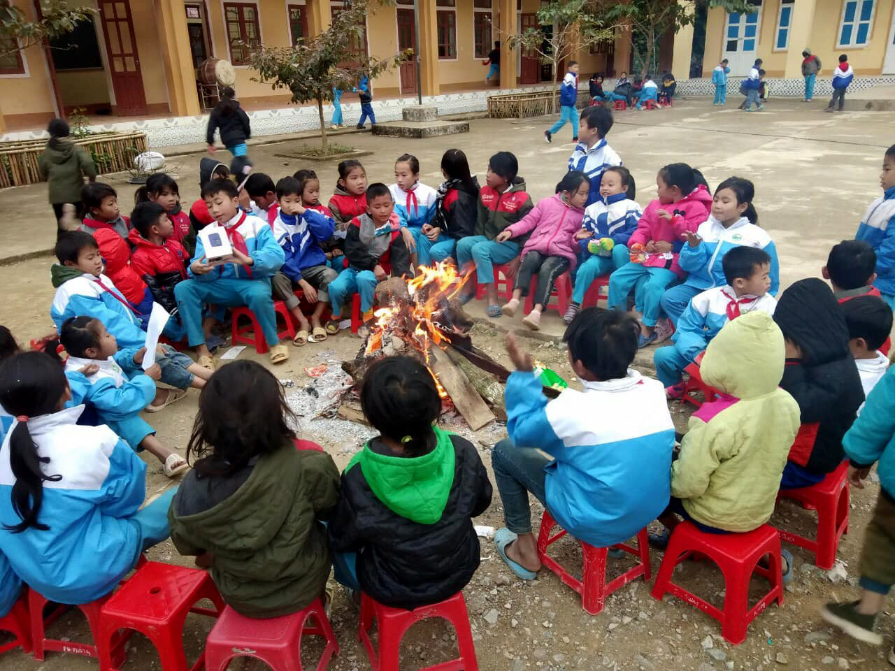 Giờ ra chơi bên đống lửa của học sinh Trường Tiểu học Hữu Khuông (Tương Dương). Ảnh: PV