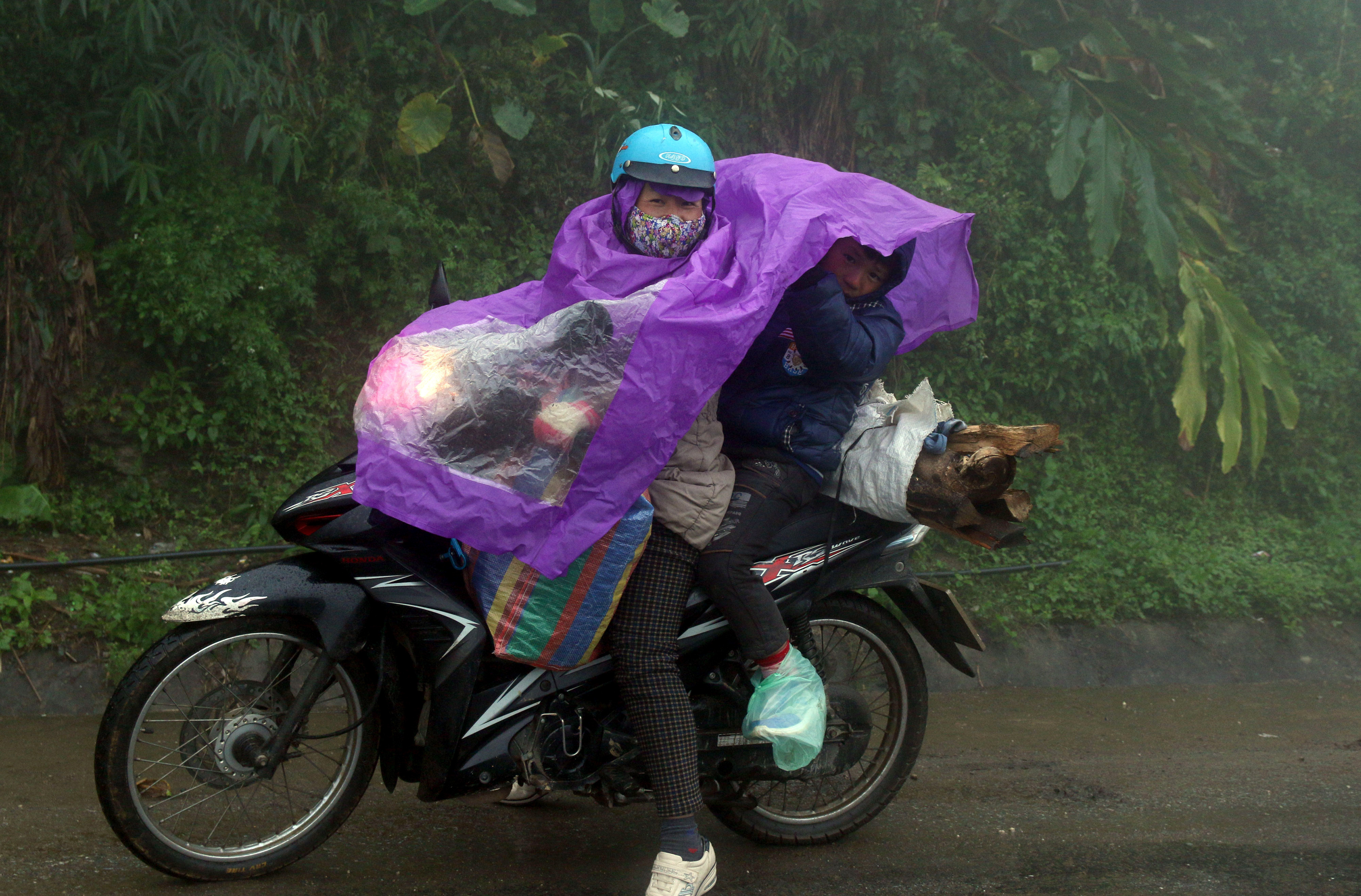 Phụ huynh huyện huyện Kỳ Sơn hỗ trợ củi cho các nhà trường trong những ngày mưa rét. Ảnh: Đào Thọ