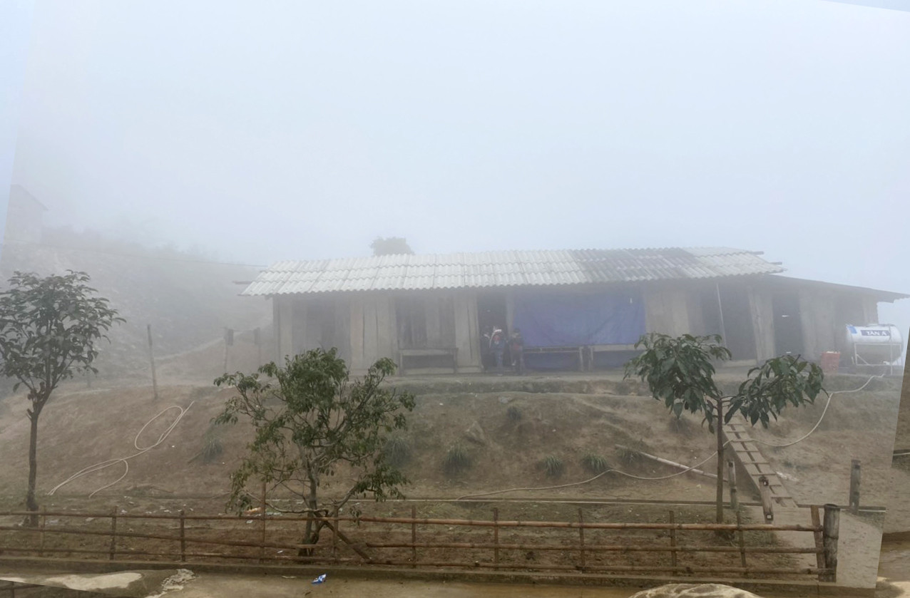 Dãy nhà bán trú của Trường Tiểu học Na Ngoi 2 chìm trong sương rét. Ảnh: PV
