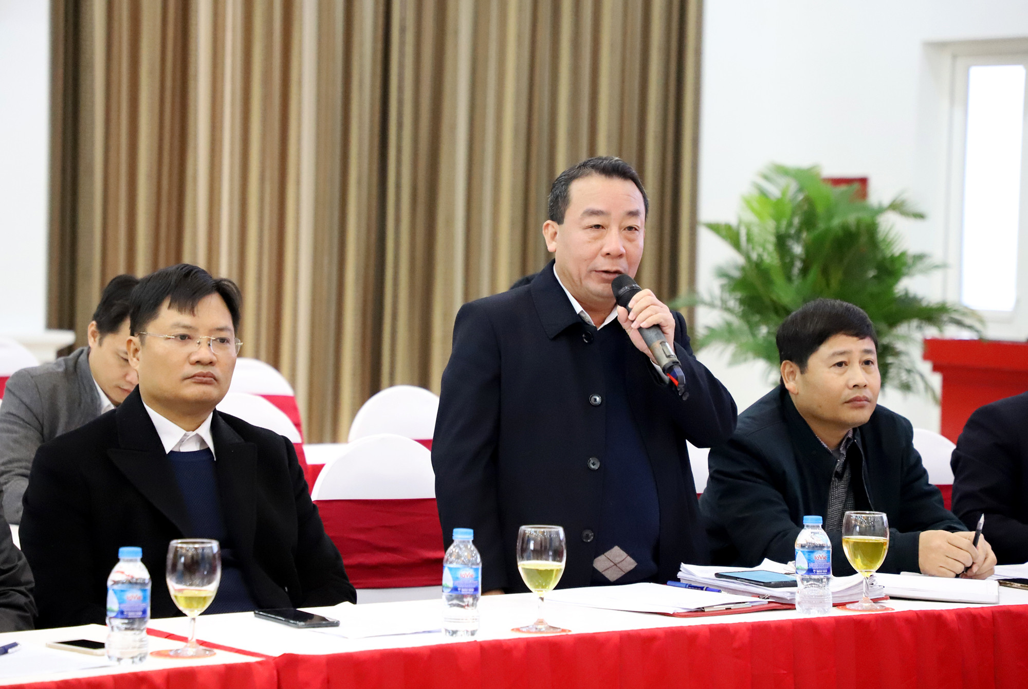 Ông Nguyễn Văn Đệ - Giám đốc Sở NN&PTNT trả lời các câu hỏi về sai phạm tại các BQL Rừng phòng hộ, đề án phát triển cây chanh leo... Ảnh: Phạm Bằng
