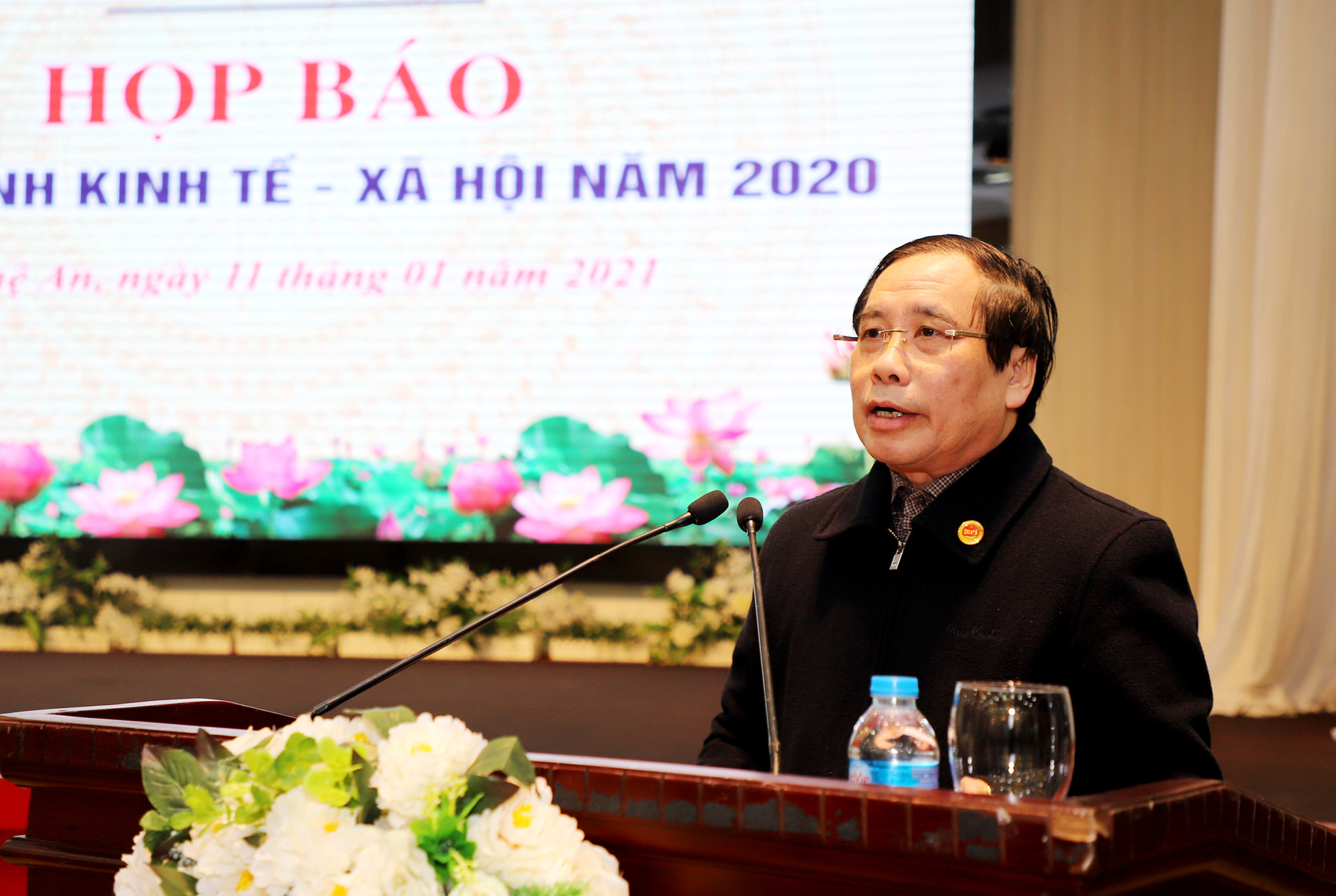 Ông Nguyễn Hữu Mão - Phó Giám đốc Sở Kế hoạch và Đầu tư báo cáo kết quả phát triển kinh tế - xã hội của tỉnh trong năm 2020. Ảnh: Phạm Bằng