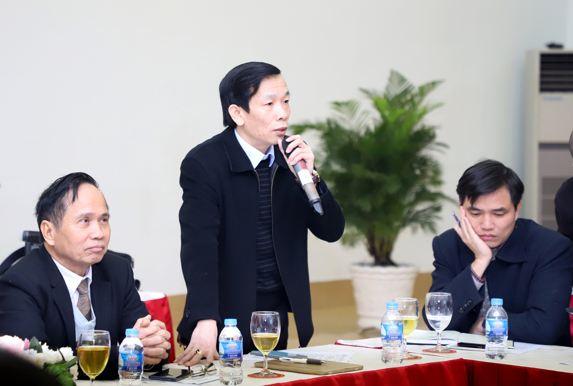 Nhà báo Bá Thăng - Báo điện tử VTC News đặt câu hỏi tại buổi họp báo. Ảnh: Phạm Bằng