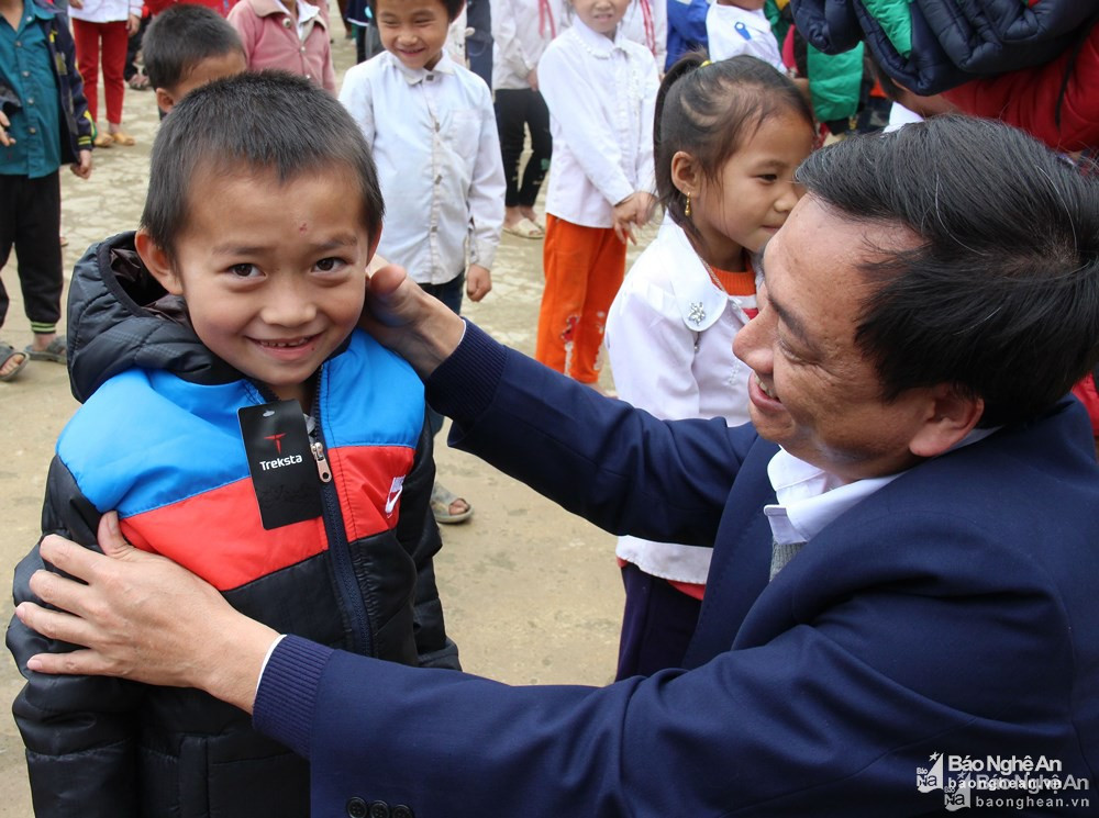 Phó Tổng Biên tập Báo Nghệ An trao áo ấm cho các em học sinh xã Na Ngoi - Kỳ Sơn. Ảnh tư liệu