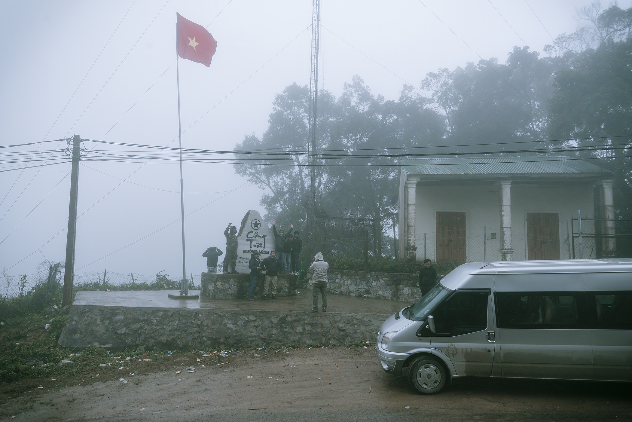 Mặc cho thời tiết rét đậm, rét hại, du khách vẫn đổ về Mường Lống trong những ngày qua. Ảnh: Hồ Nhật Thanh 