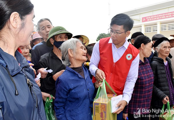 Hội Chữ thập đỏ Nghệ An hỗ trợ người dân vùng ngập lụt.Ảnh: Tư liệu