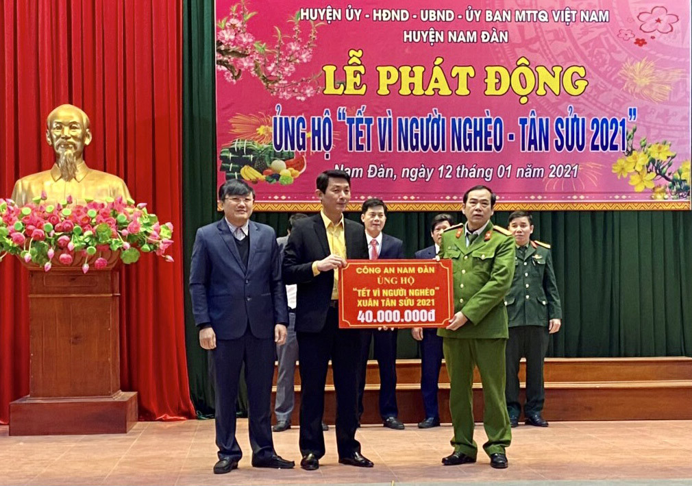 Cán bộ, chiến sĩ Công an huyện Nam Đàn ủng hộ 40 triệu đồng.Ảnh: Thúy Tình