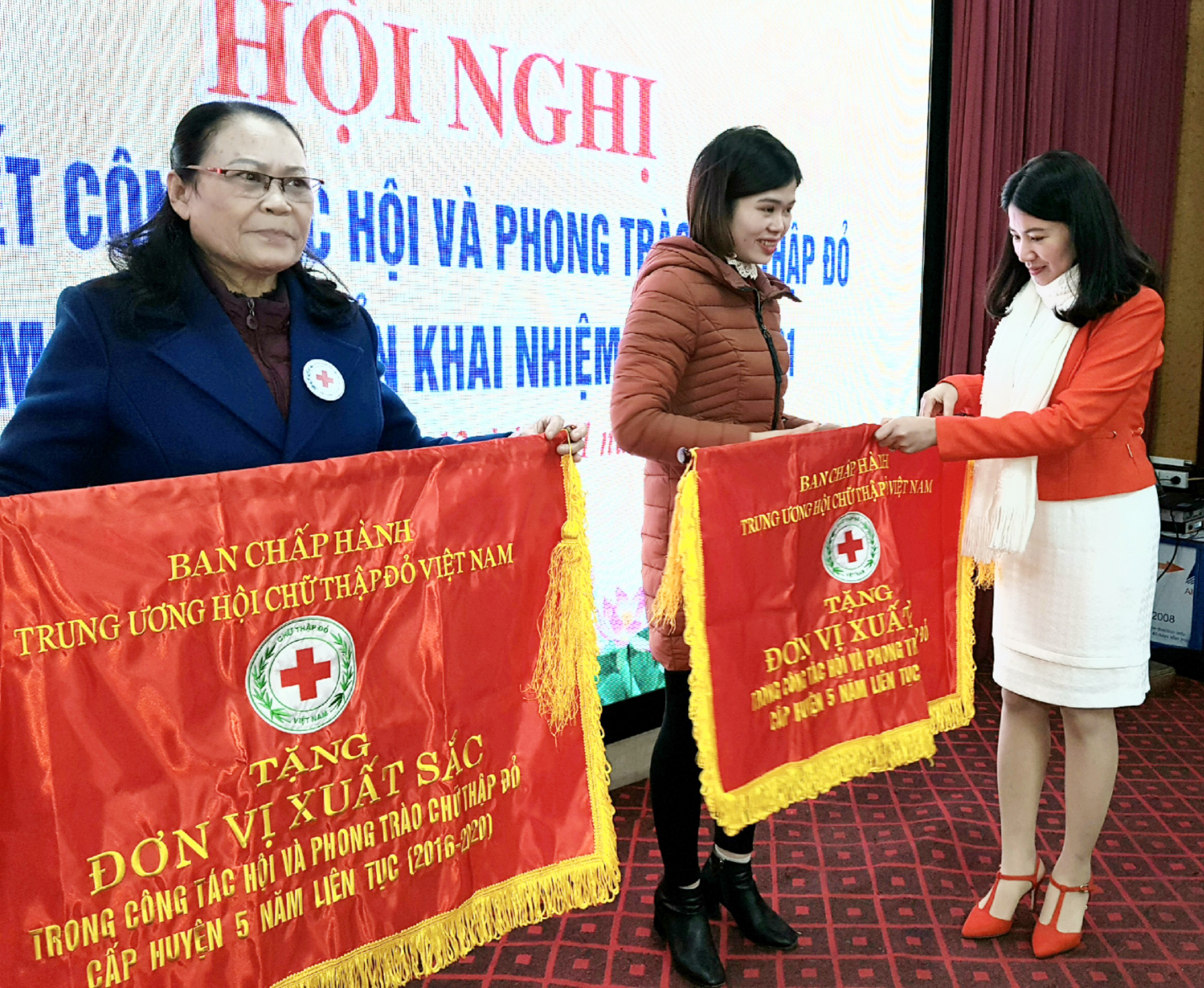 Tặng cờ cho 2 đơn vị xuất sắc 5 năm liền Hội Chữ thập đỏ Thị xã Thái Hòa, huyện Quỳ Hợp