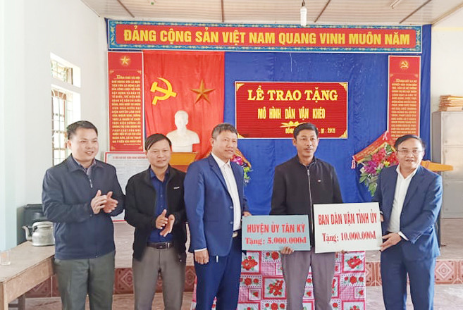 Đại diện lãnh đạo Ban Dân vận Tỉnh ủy và Huyện ủy Tân Kỳ trao tặng quà hỗ trợ xây dựng mô hình dân vận khéo tại xóm giáo Tân Diên xã Đồng Văn