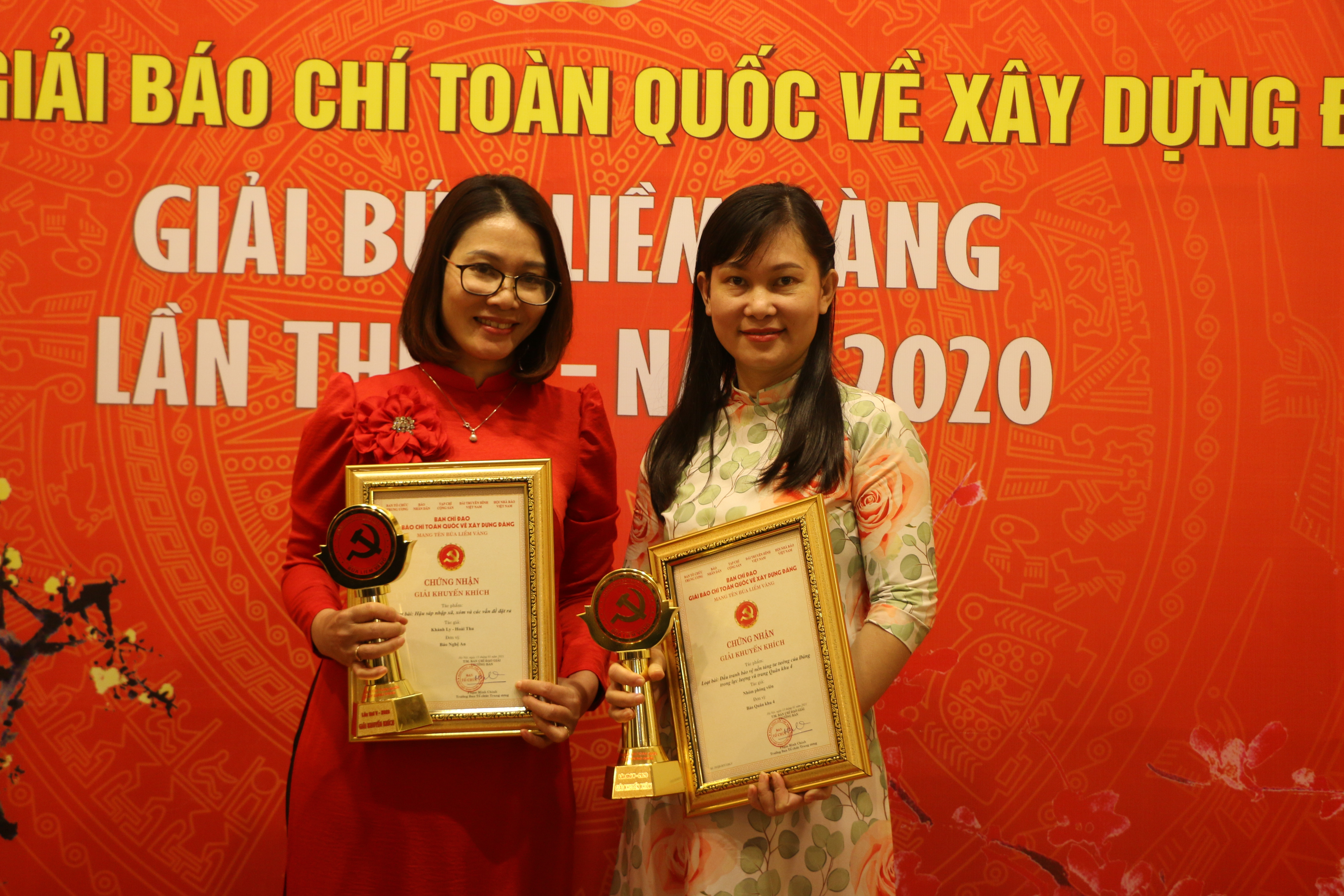 Nhóm tác giả Chu Thị Khánh Ly- Nguyễn Hoài Thu ( Báo Nghệ An). Ảnh: PV
