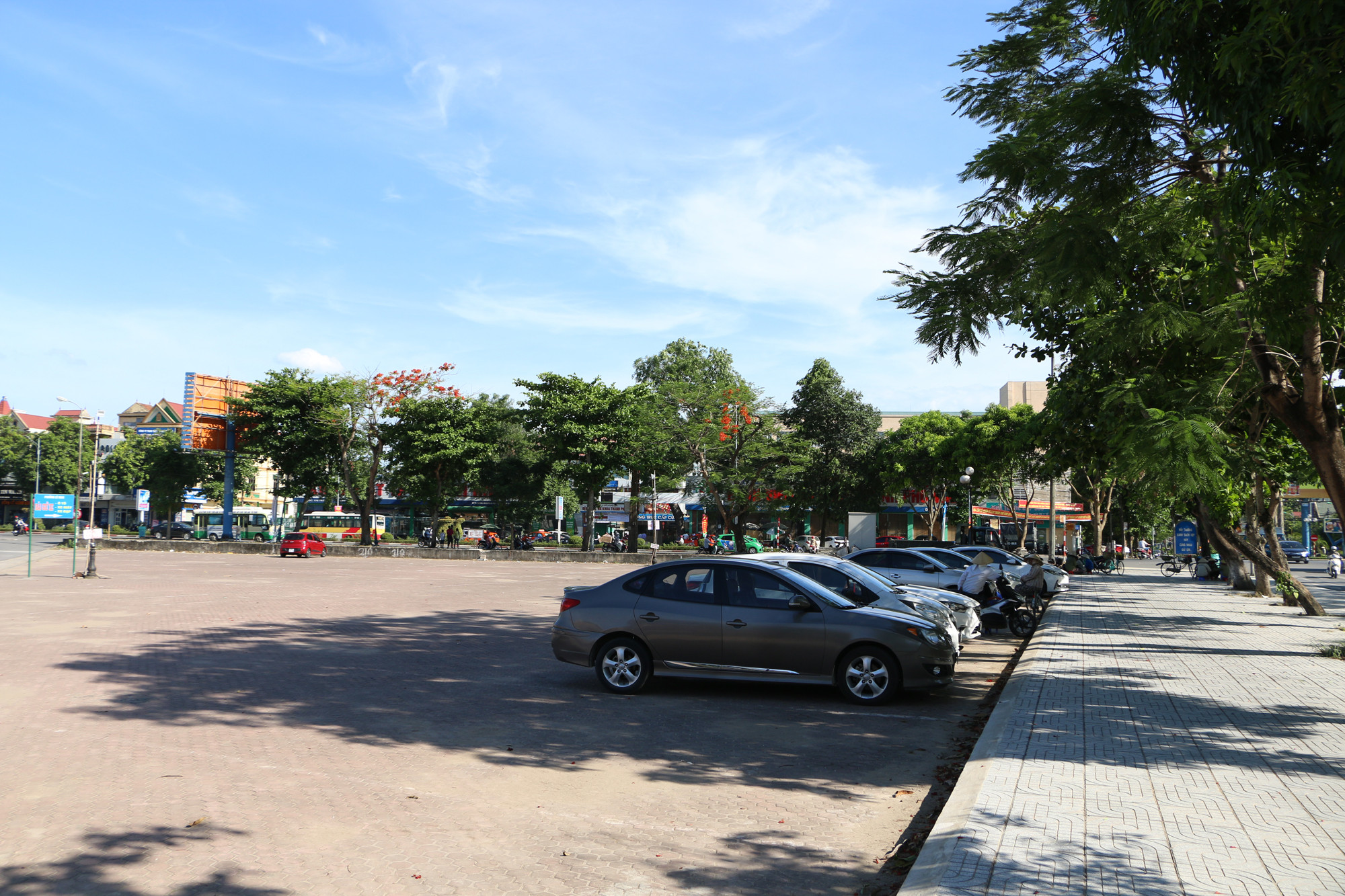 Bãi đậu xe trước Cổng Công viên Trung tâm thuộc địa bàn phường Lê Mao được quy hoạch, dịch vụ trông giữ xe qua đêm tại TP Vinh. Ảnh: Nguyễn Hải