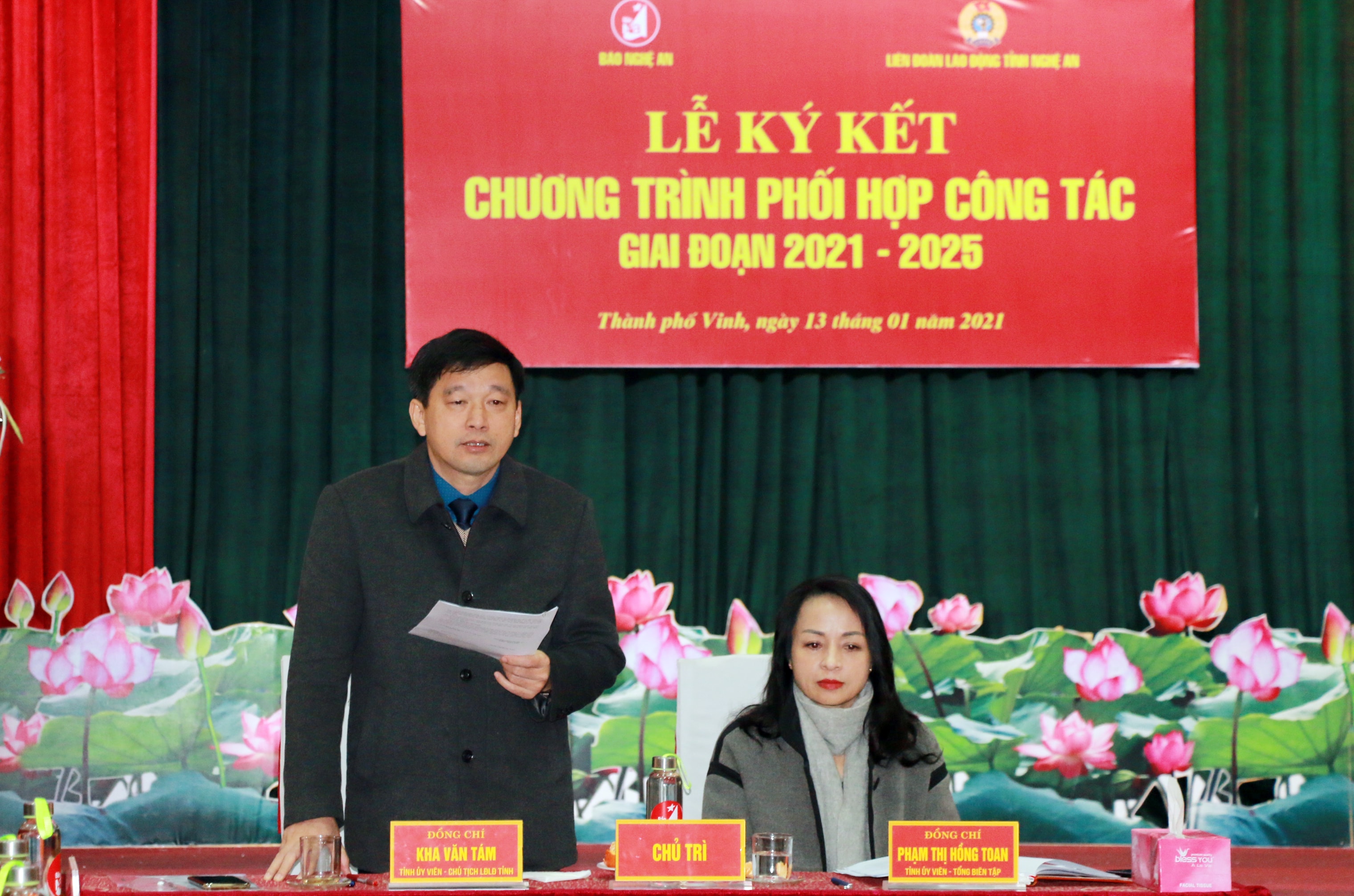 Đồng chí Kha Văn Tám phát biểu tại buổi lễ ký kết. Ảnh: MH