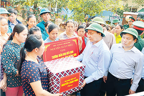 Thủ tướng Chính phủ Nguyễn Xuân Phúc thăm người dân vùng rốn lũ Quảng Bình, ngày 24/10/2020. 