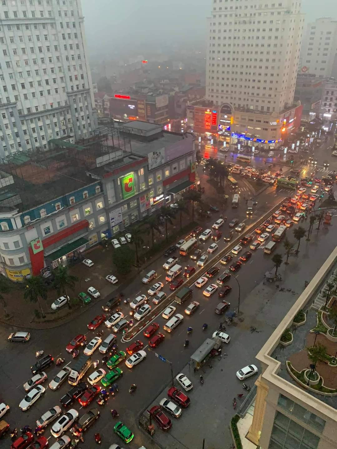 Cảnh tắc đường diễn ra thường xuyên vào giờ tan tầm ở thành phố Vinh. Ảnh: Hoàng Quốc Kỳ