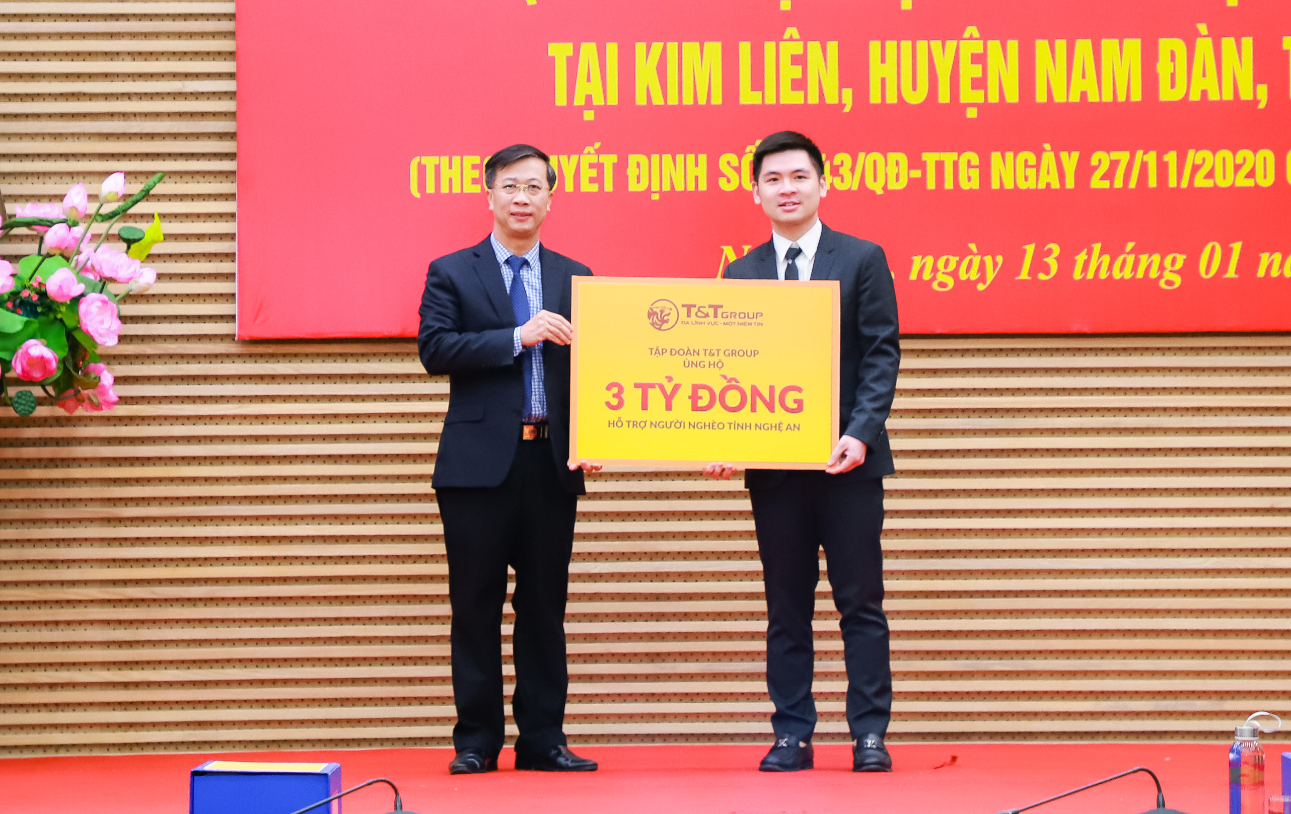 Tập đoàn T&T trao 3 tỷ đồng ủng hộ quỹ vì người nghèo của tỉnh Nghệ An. Ảnh: Thành Duy