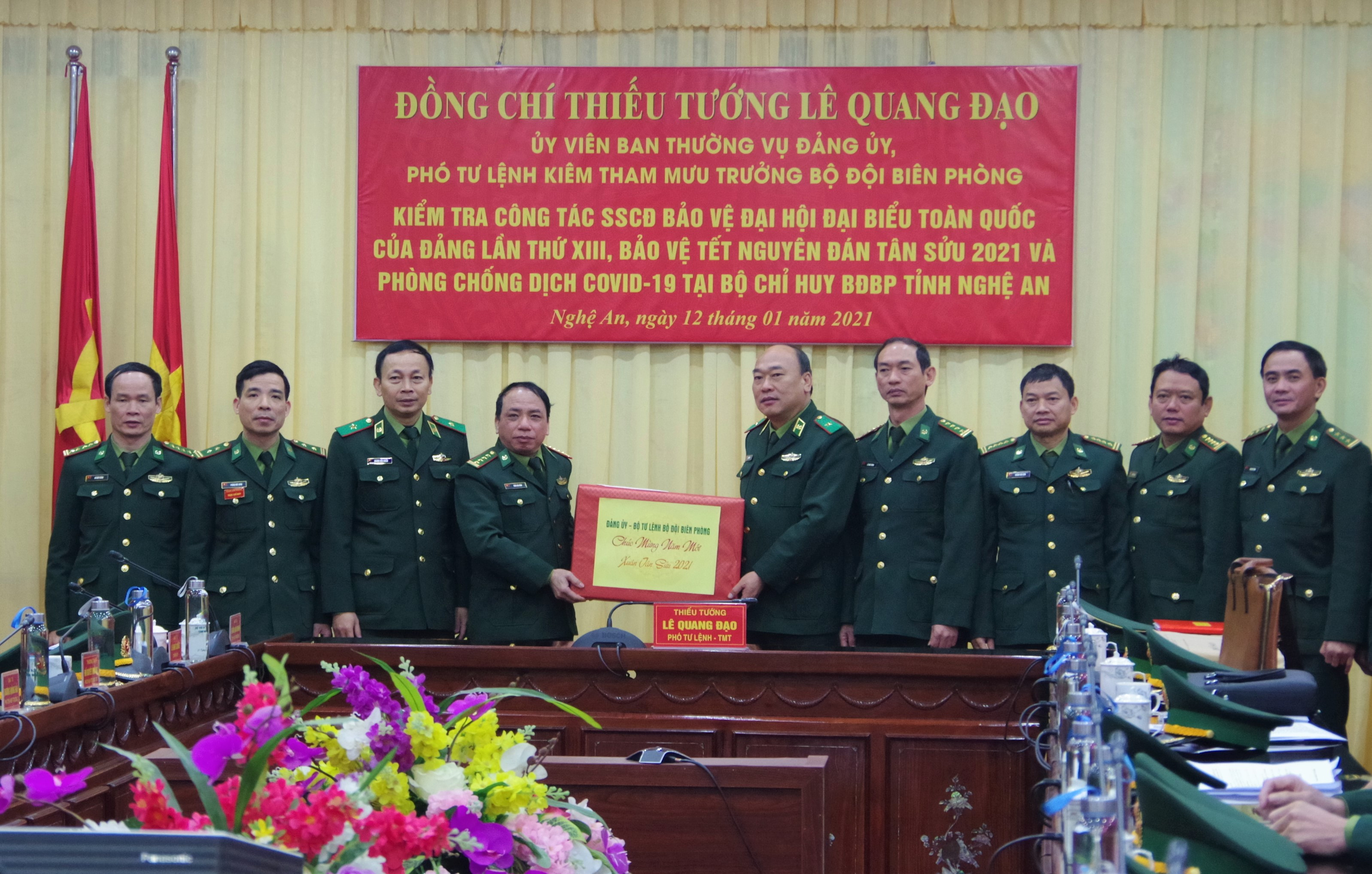 Thiếu tướng Lê Quang Đạo tặng quà, chúc Tết Bộ Chỉ huy BĐBP Nghệ An