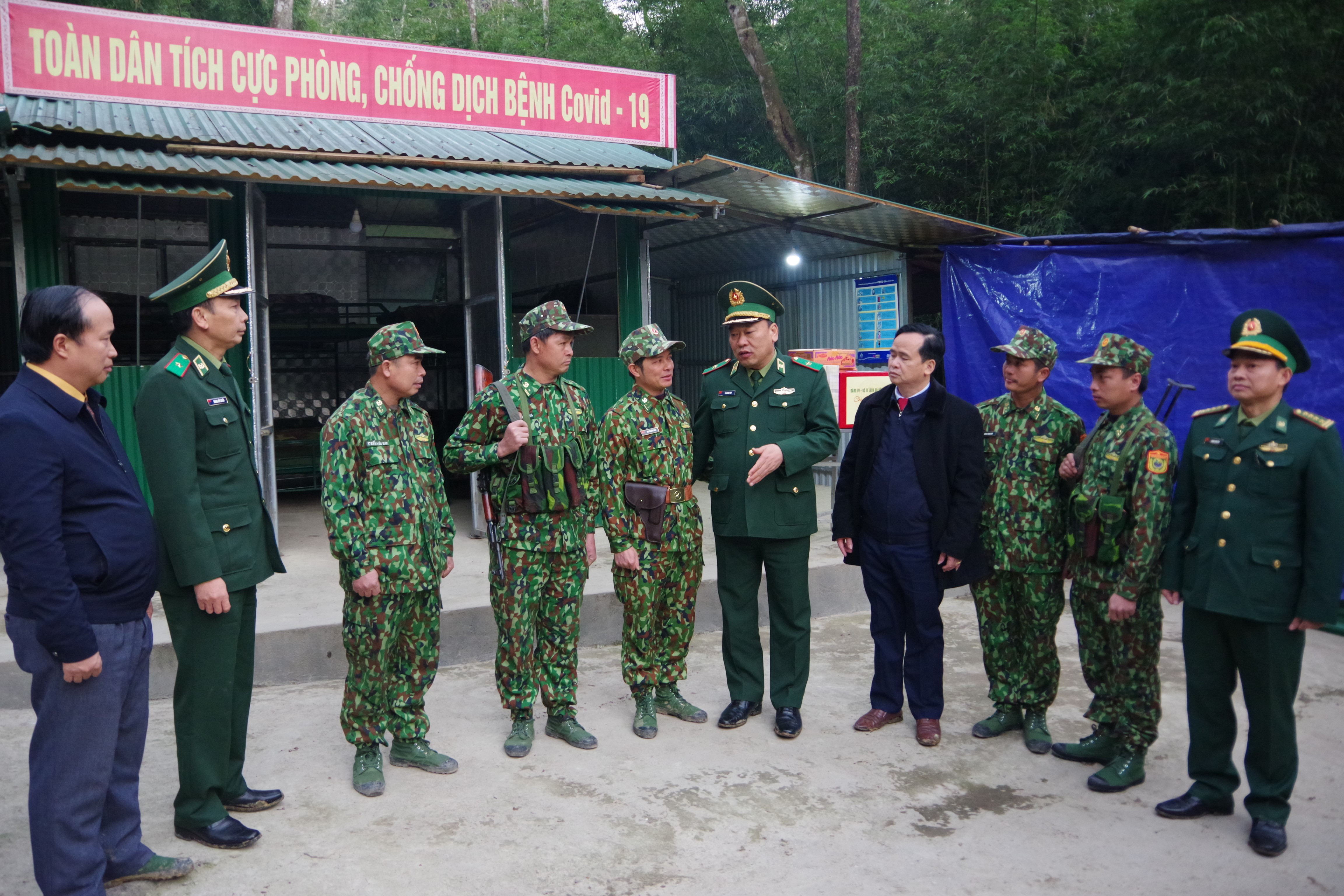 Thiếu tướng Lê Quang Đạo thăm hỏi, động viên CBCS tổ chốt PCD Covid – 19 số 4 Đồn BP CK QT Nậm Cắn