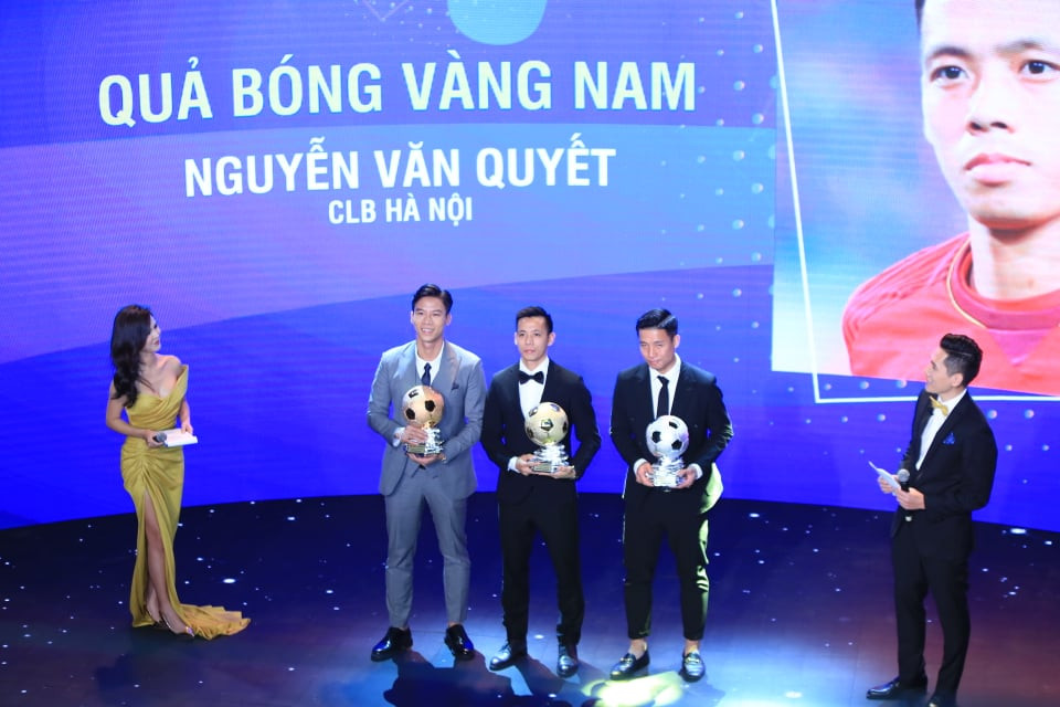 Tiền đạo Văn Quyết đoạt danh hiệu Quả bóng Vàng Việt Nam năm 2020 minh chứng cho thành công của CLB Hà Nội. Ảnh: Đình Viên