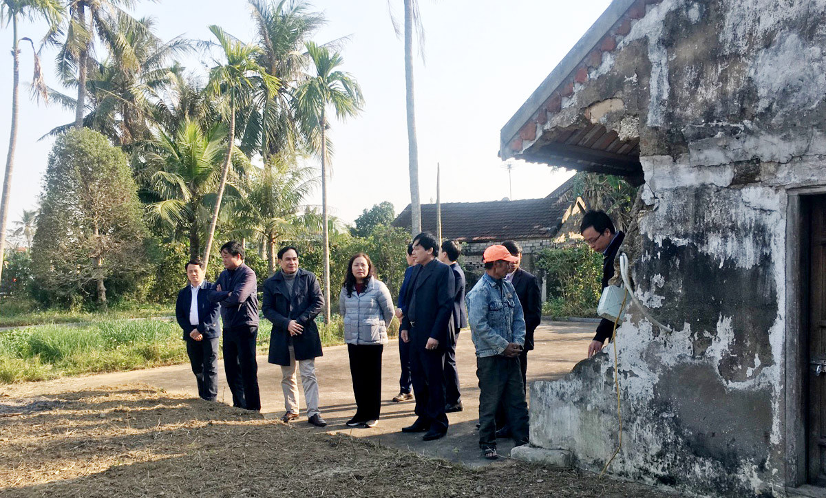 Đoàn công tác Ban Tuyên giáo Tỉnh ủy trao đổi với lãnh đạo huyện Diễn Châu và các ngành tại thực địa. Ảnh Quang Minh