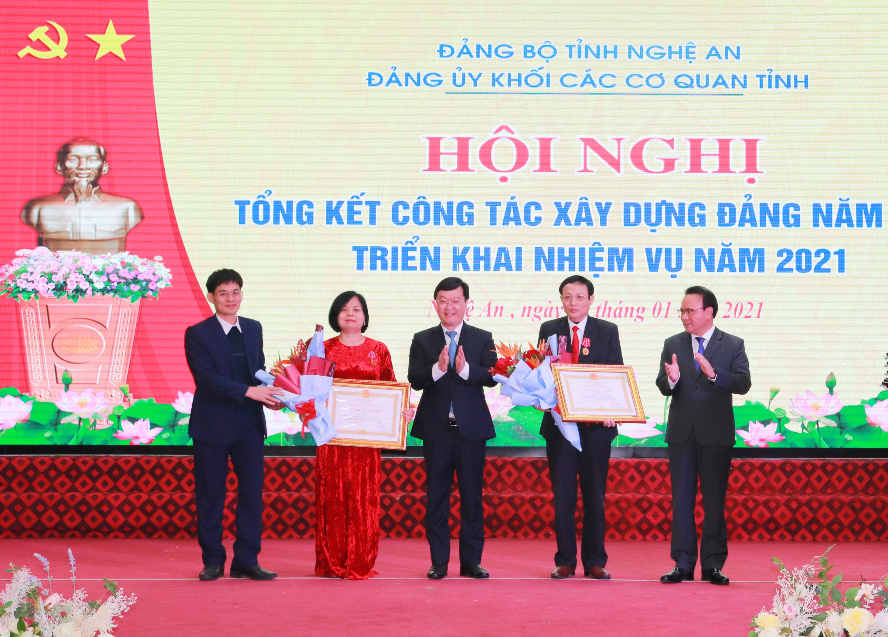 Đồng chí Nguyễn Đức Trung trao Huân chương Lao động hạng Nhì cho đồng chí Hoàng Văn Nhiên - Phó Bí thư Thường trực Đảng ủy Khối các cơ quan tỉnh; trao Huân 