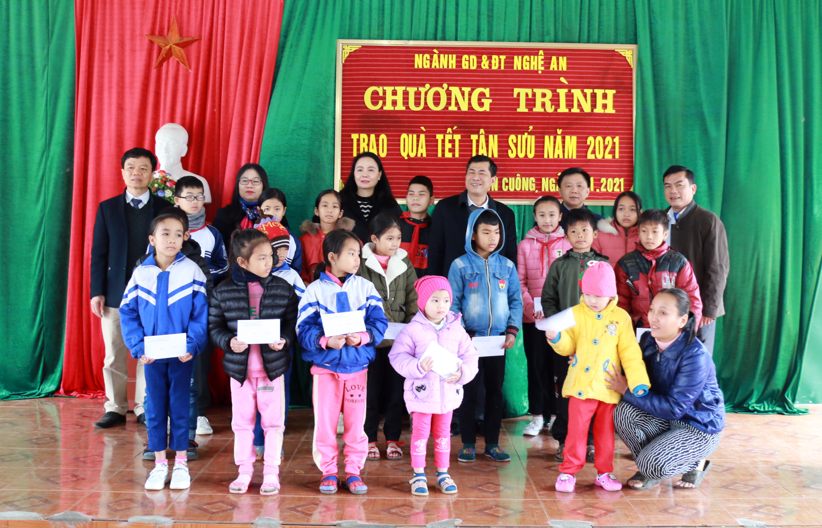 Sở Giáo dục và Đào tạo cùng lãnh đạo huyện Con Cuông trao quà tết cho học sinh vượt khó học tốt trên địa bàn xã Chi Khê. Ảnh: MH