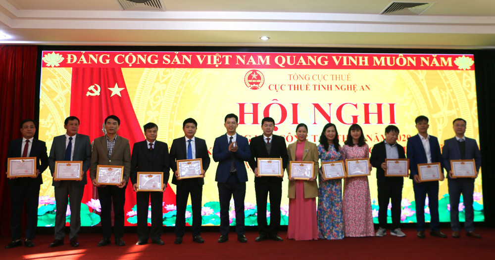 Lãnh đạo Cục thuế Nghệ An trao Giấy khen của Bộ trưởng Bộ Tài chính cho 12 tập thể có thành tích xuất sắc năm 2020. Ảnh Nguyễn Hải