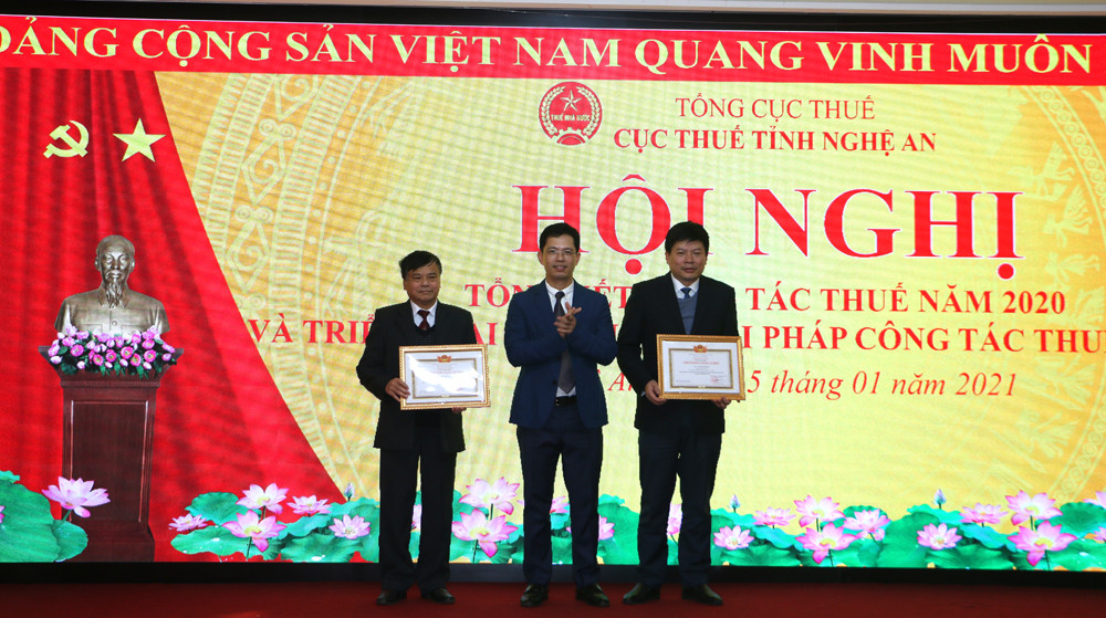 Trao Chứng nhận chiến sĩ thi đua ngành Tài chính cho 2 cá nhân có thành tích xuất sắc của Cục thuế Nghệ An. Ảnh: Nguyễn Hải