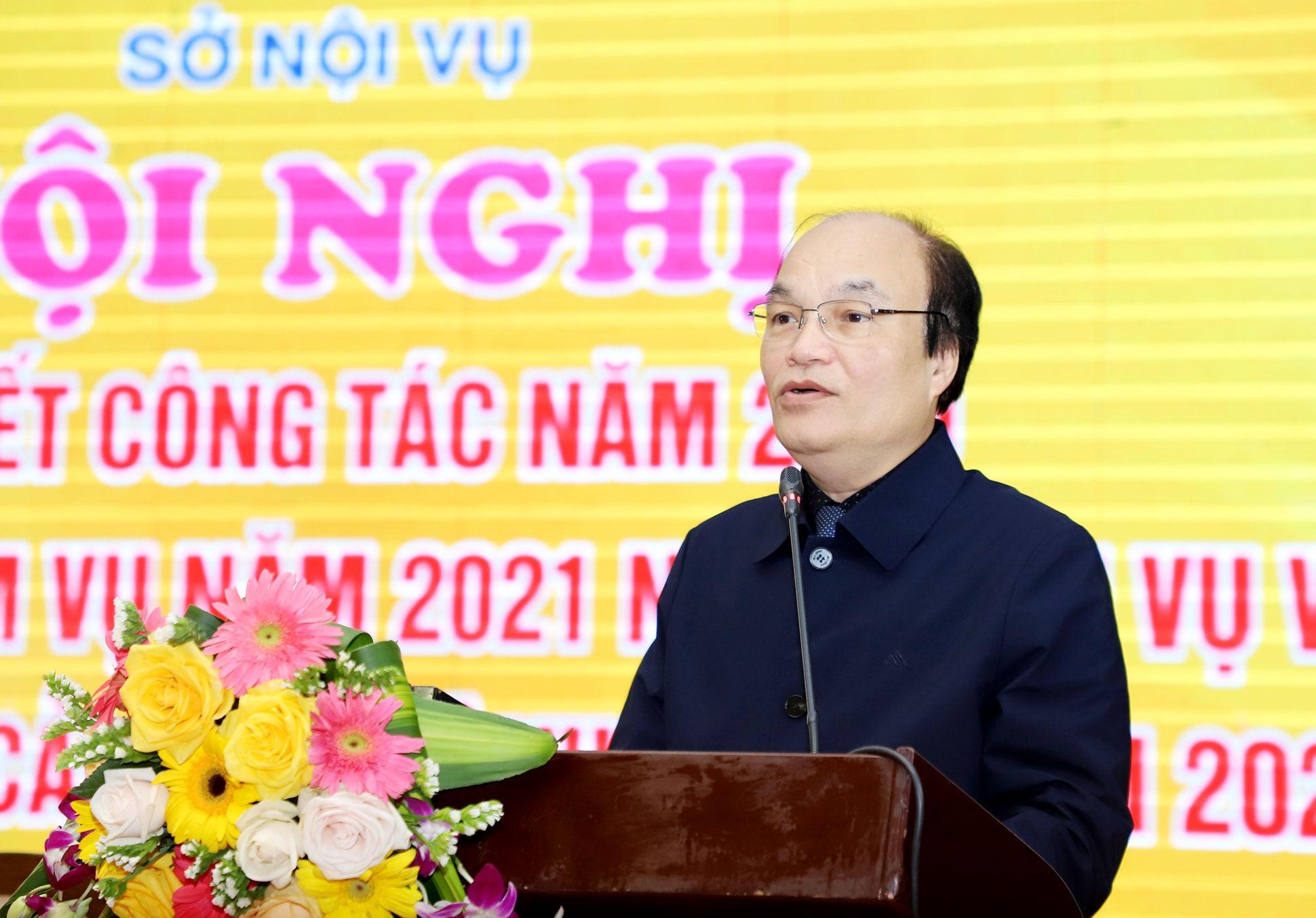 Ông Nguyễn Thanh Hoàng - Phó Giám đốc Sở Nội vụ trình bày báo cáo kết quả công tác năm 2020 và triển khai nhiệm vụ trọng tâm năm 2021. Ảnh: Phạm Bằng