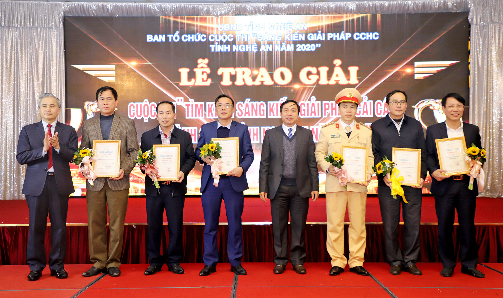Đồng chí Lê Ngọc Hoa - Phó Chủ tịch UBND tỉnh trao giải cho các tập thể. Ảnh: Phạm Bằng