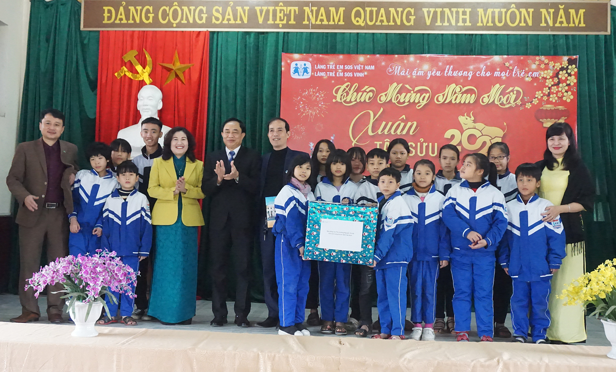 Thứ trưởng Nguyễn Thị Hà tặng quà cho các trẻ em Làng trẻ em SOS Vinh