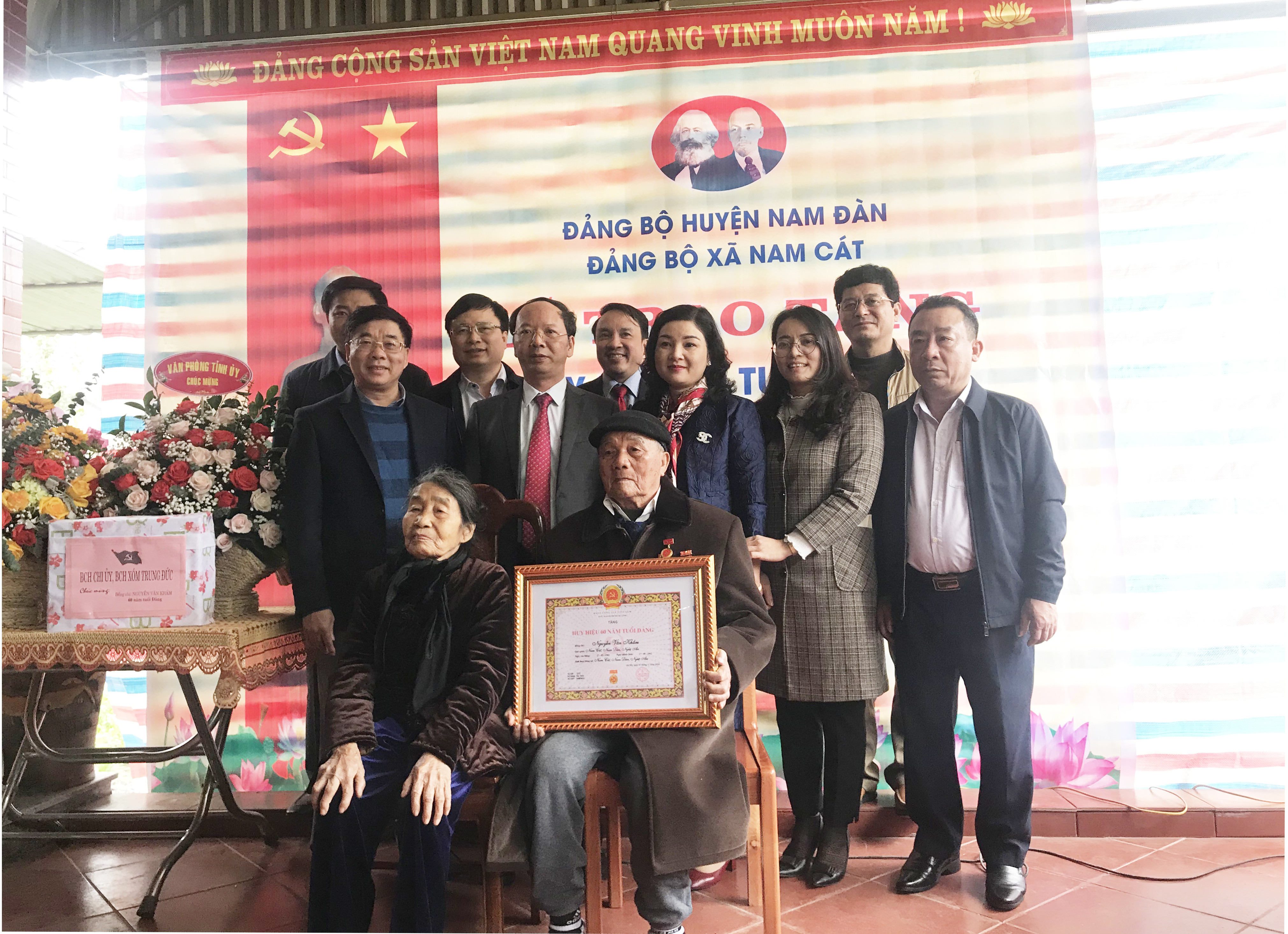 Các đồng chí lãnh đạo tỉnh chúc mừng đồng chí Nguyễn Văn Khầm tròn 60 năm tuổi Đảng