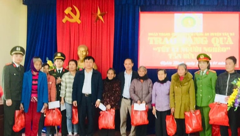 Cans bộ, chiến sỹ Công an huyện trao quà cho người nghèo 