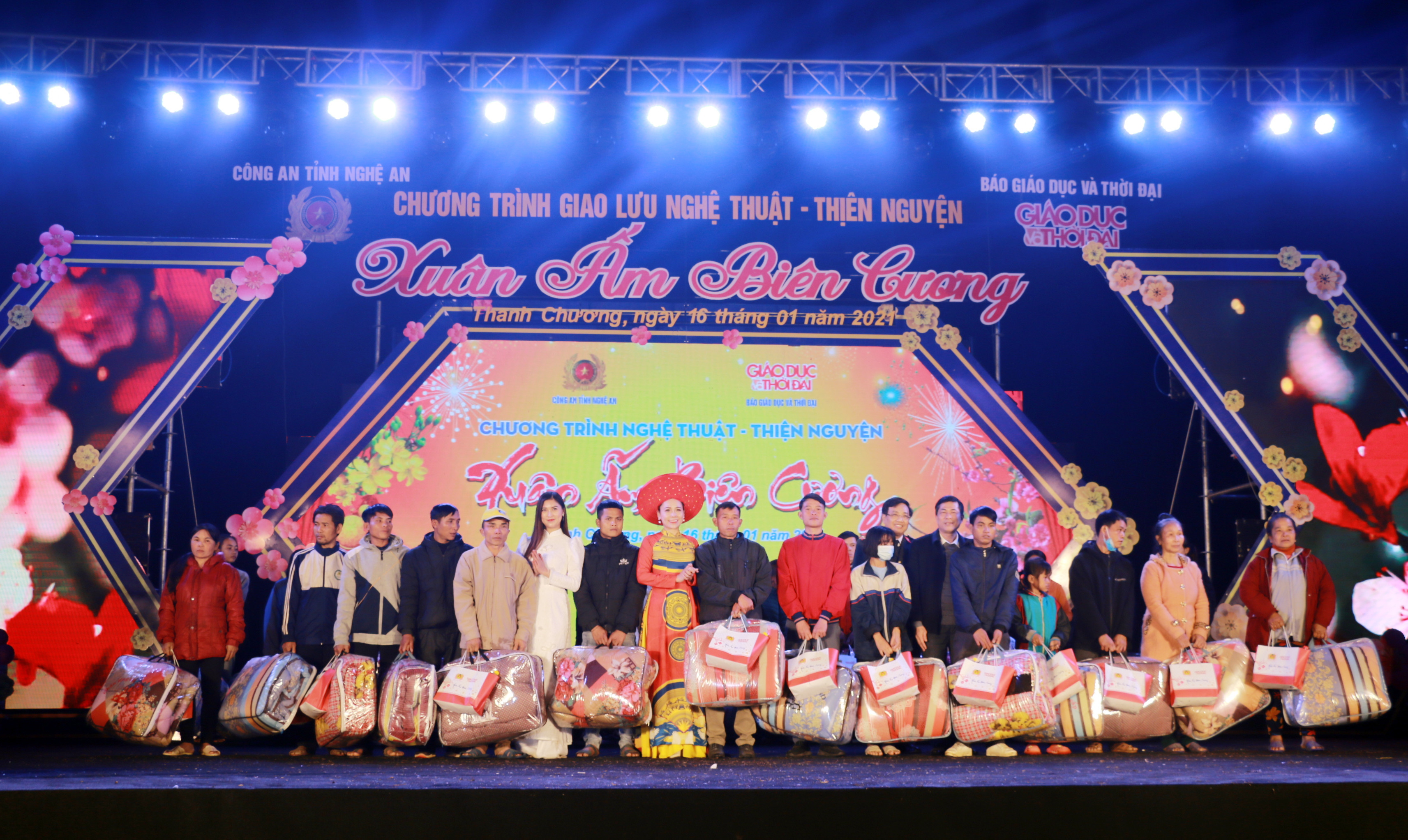 Lãnh đạo các đơn vị trao quà hỗ trợ cho các gia đình ở xã Ngọc Lâm, huyện Thanh Chương. Ảnh: MH