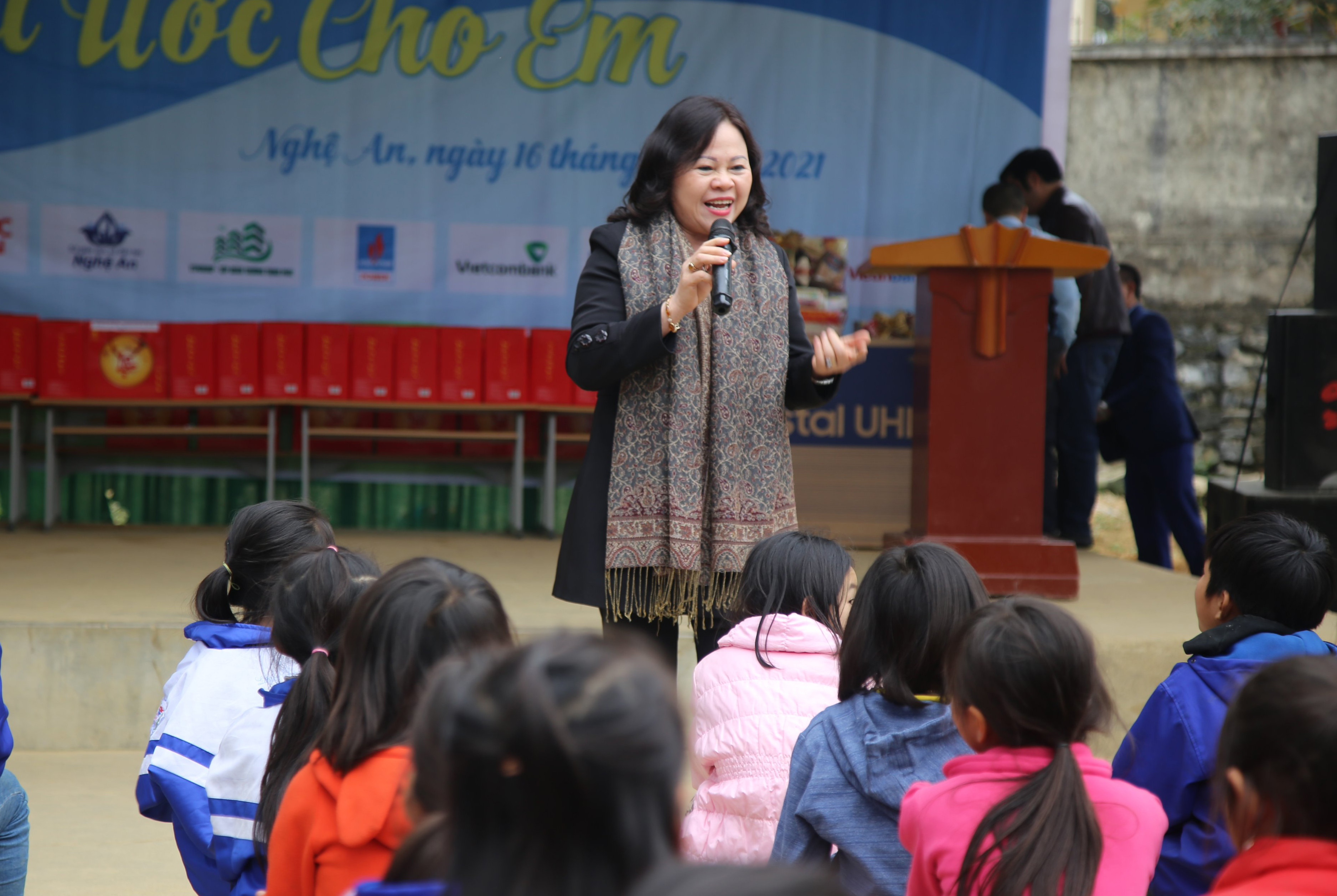 Thứ trưởng Bộ Giáo dục và Đào tạo Ngô Thị Minh nói chuyện với học sinh vùng tái định cư. Ảnh: Mỹ Hà