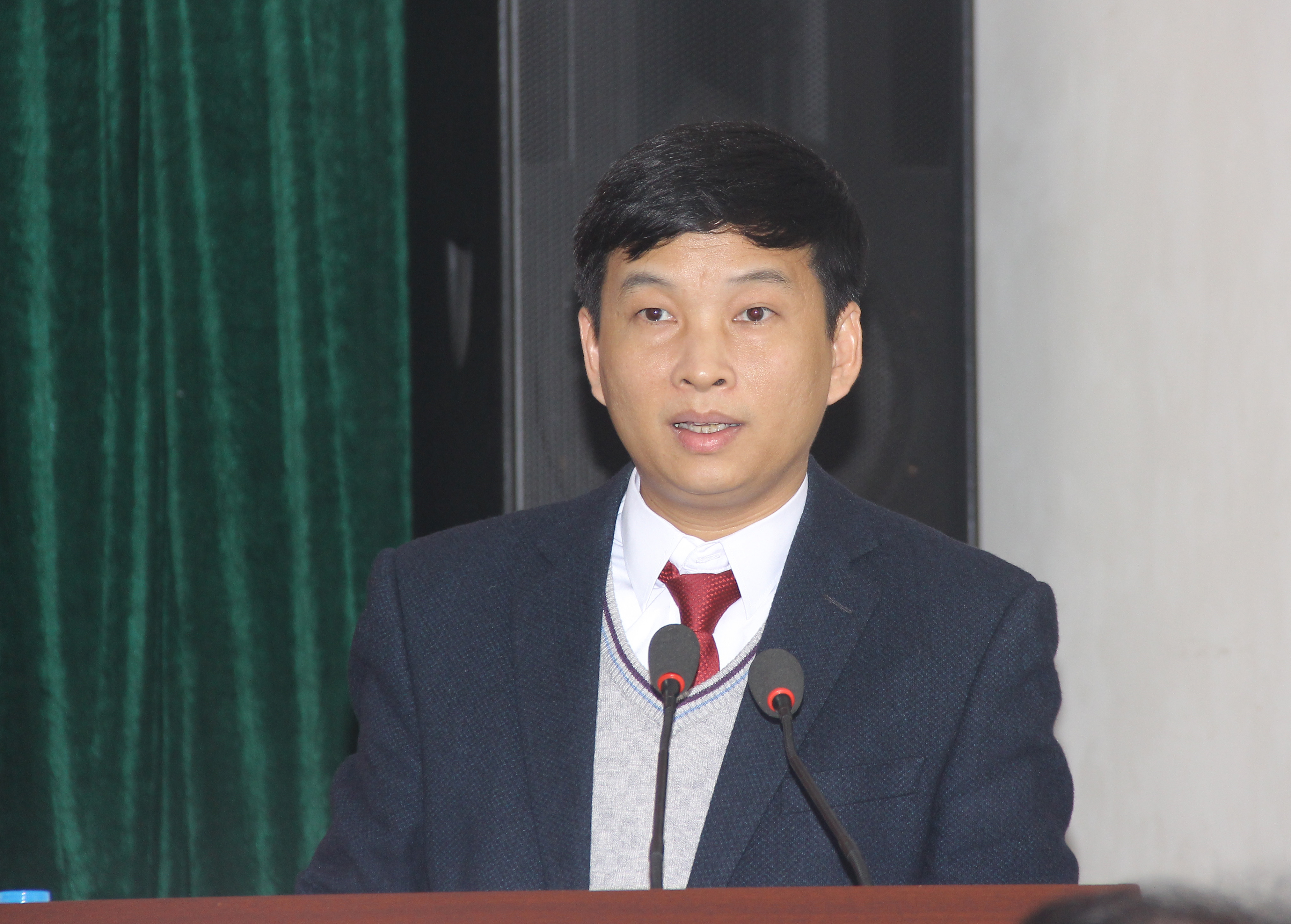 Đồng chí Phan Nguyễn Quốc Khánh - Phó Bí thư Đảng ủy Ban Quản lý Khu kinh tế Đông Nam đọc báo cáo tổng kết công tác xây dựng Đảng năm 2020. Ảnh: Mai Hoa